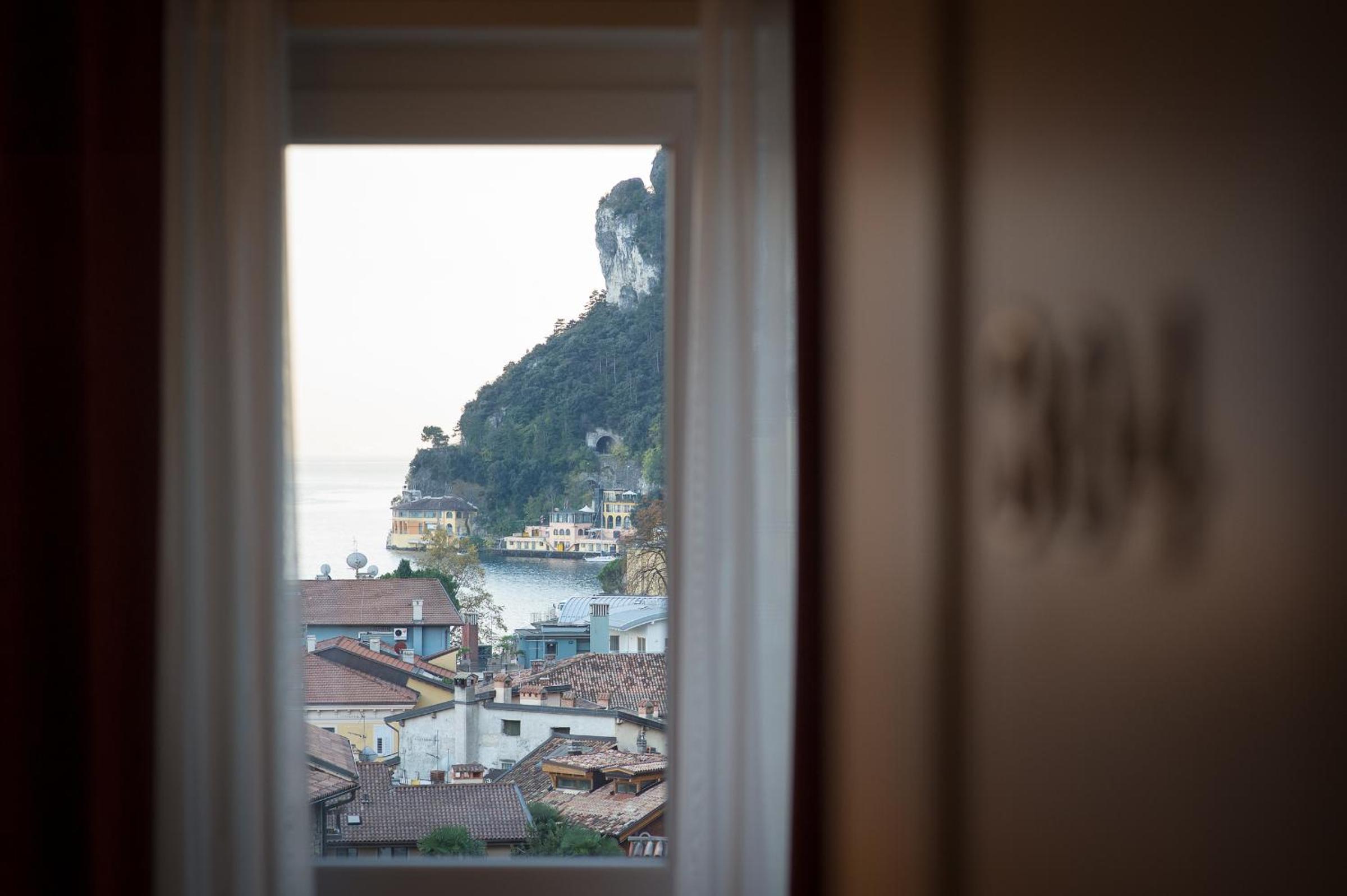 Double Room with Lake View - Photo 9