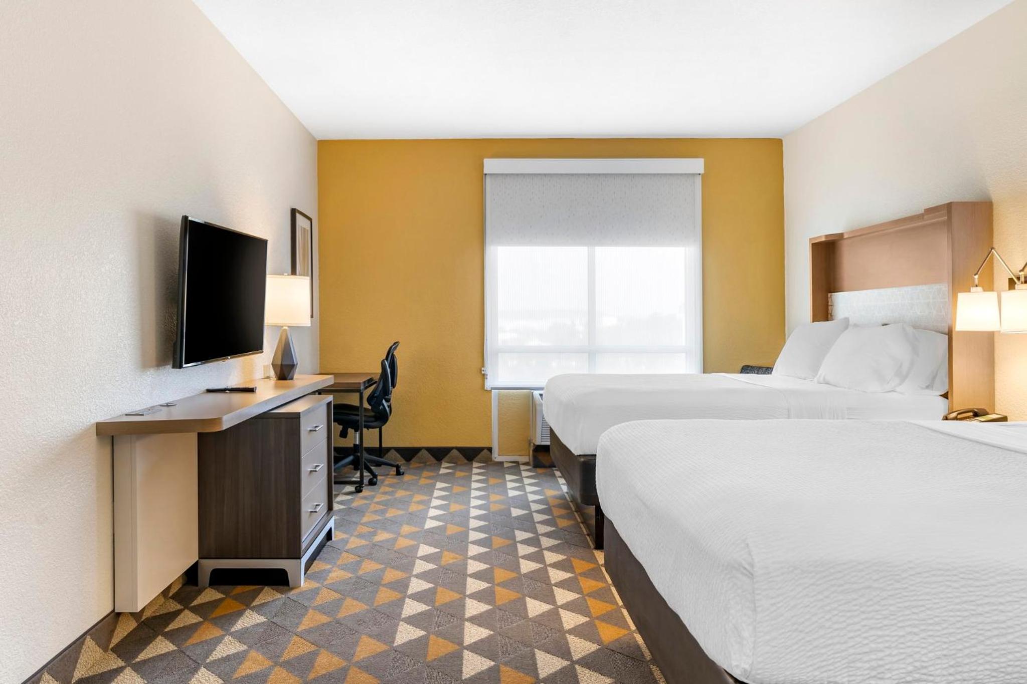 Standard Queen Room with Two Queen Beds - Photo 3
