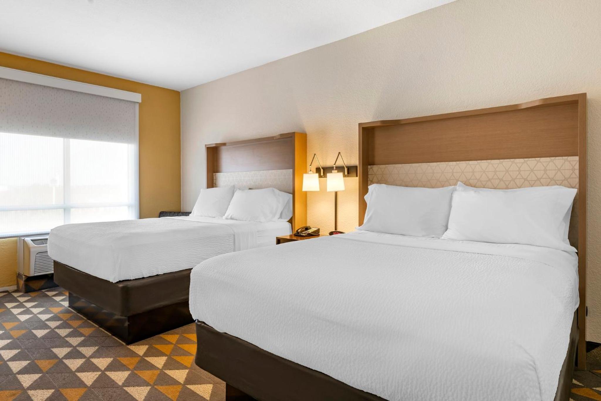 Standard Queen Room with Two Queen Beds - Photo 2
