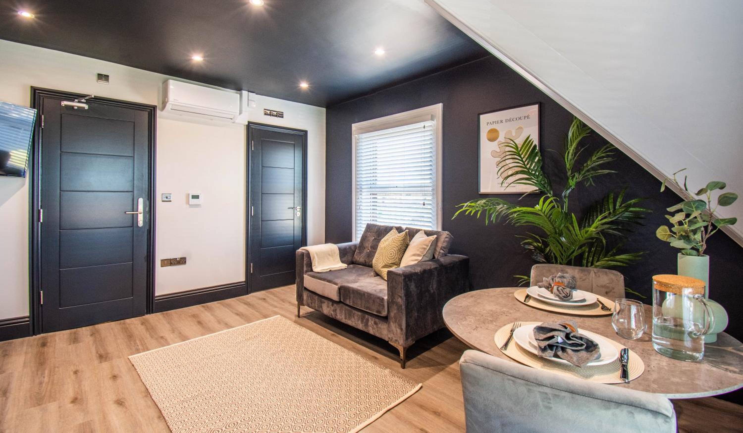 Deluxe Suite with Sea View - Photo 9