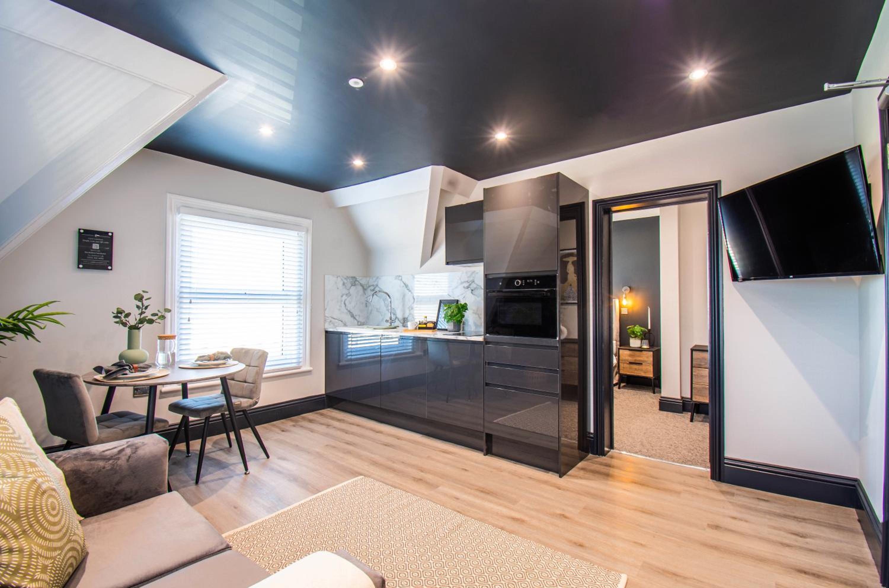 Deluxe Suite with Sea View - Photo 18