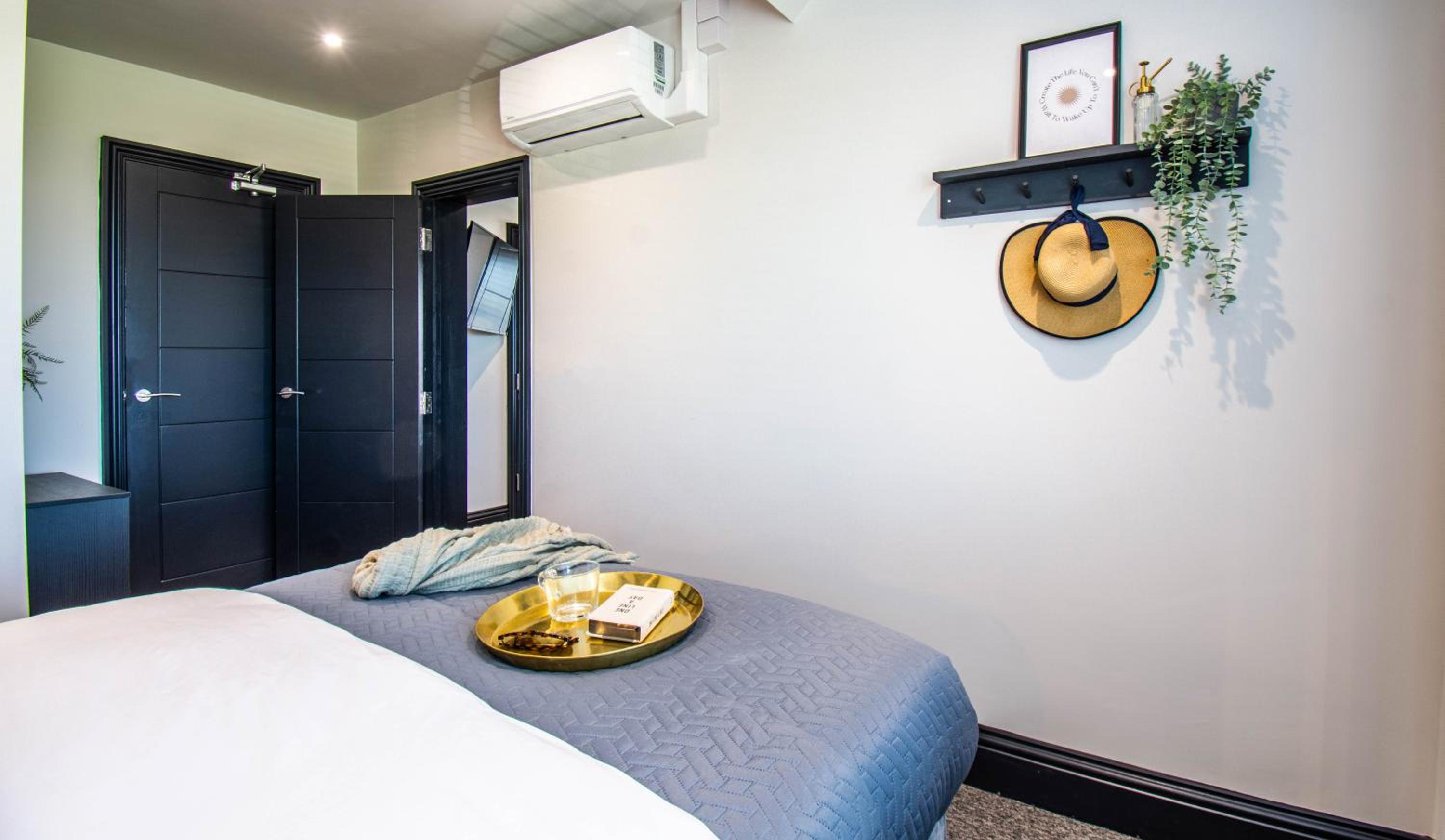 Deluxe Suite with Sea View - Photo 14