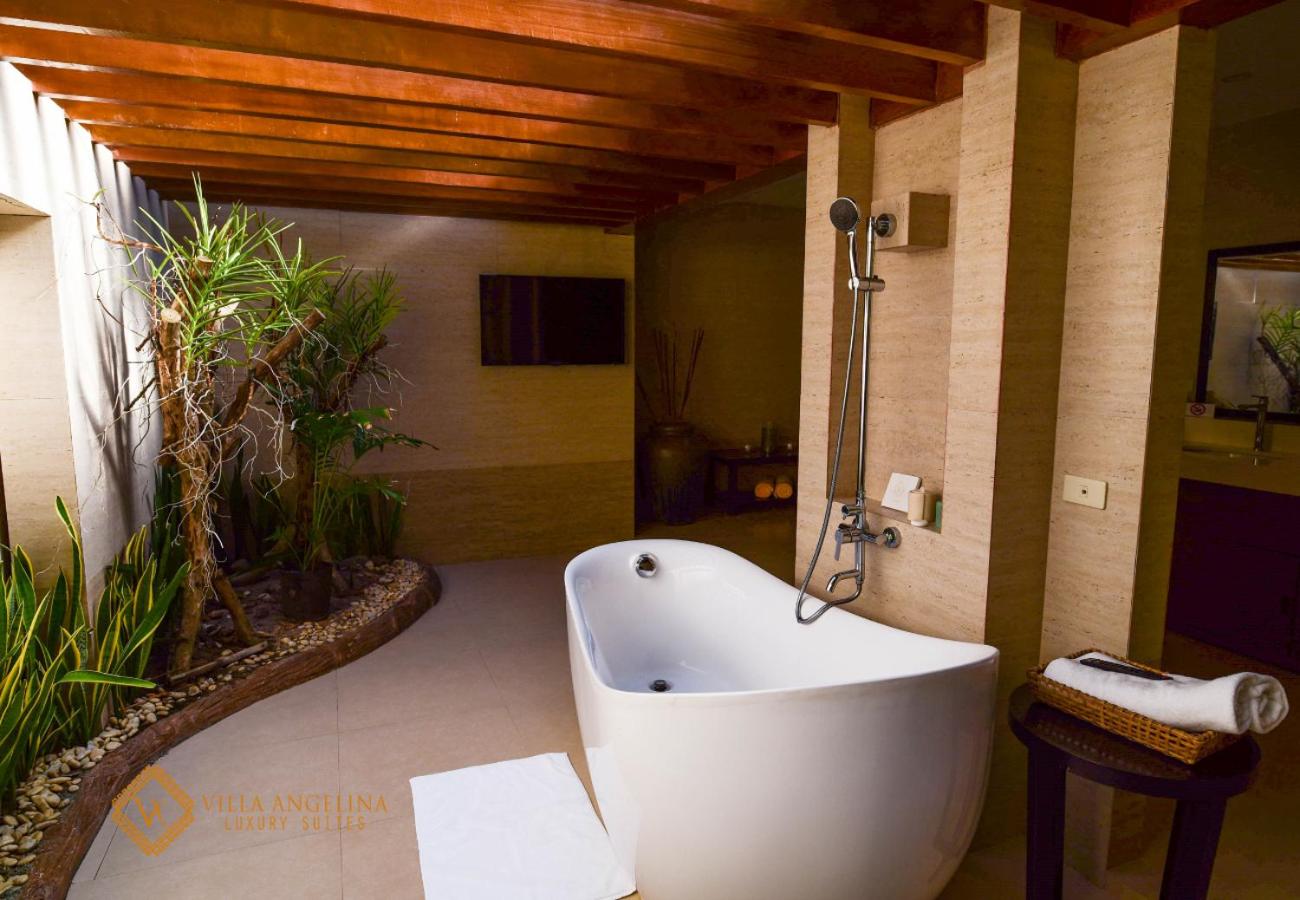 Superior King Suite photo 2