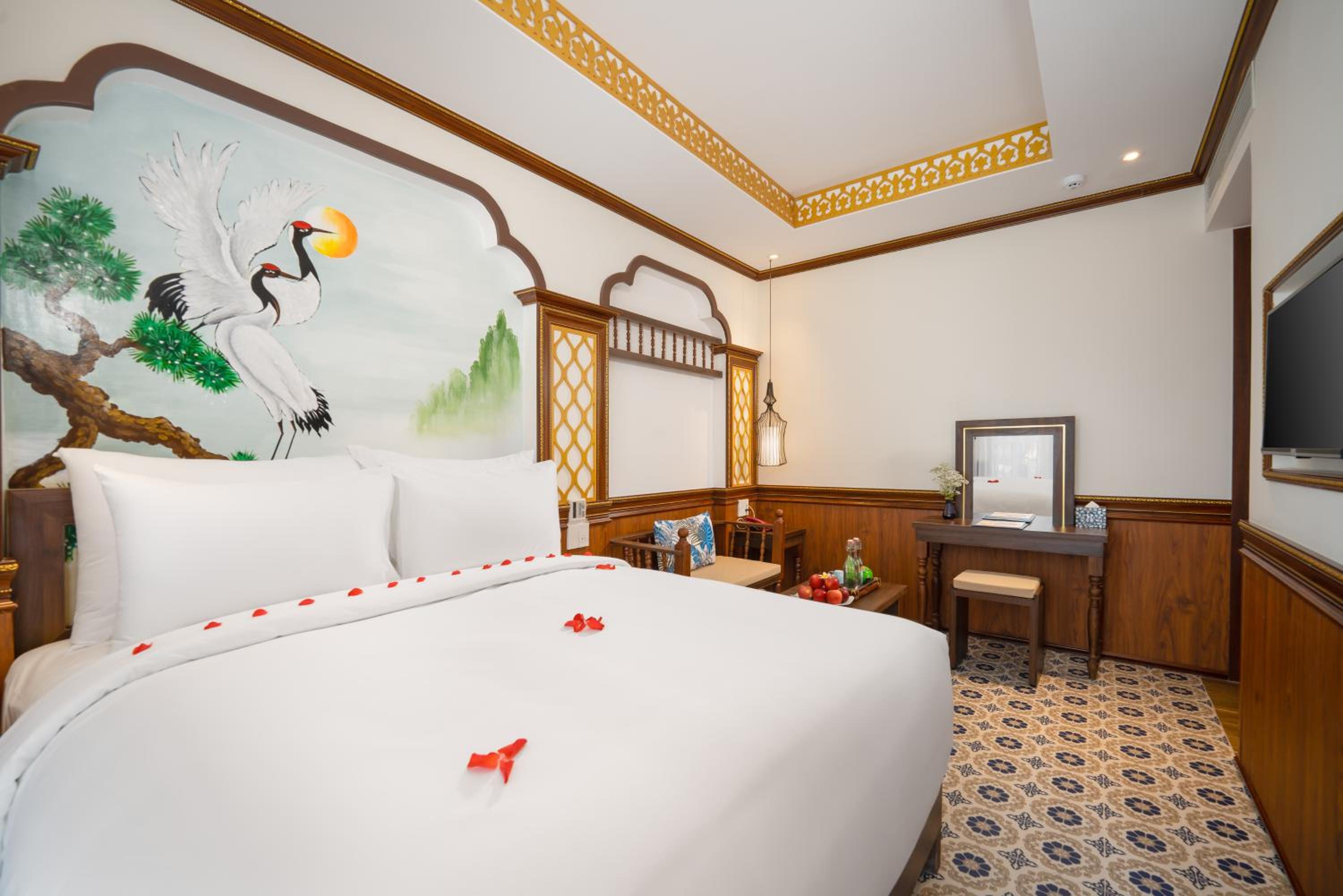 Signature Queen Suite, Window with Neighbor View - Photo 4