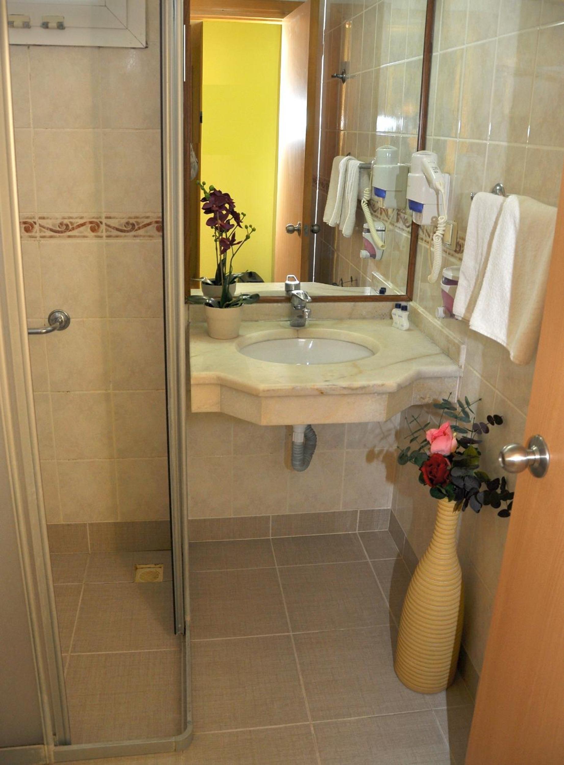 Standard Double or Twin Room with Sea View - Photo 7