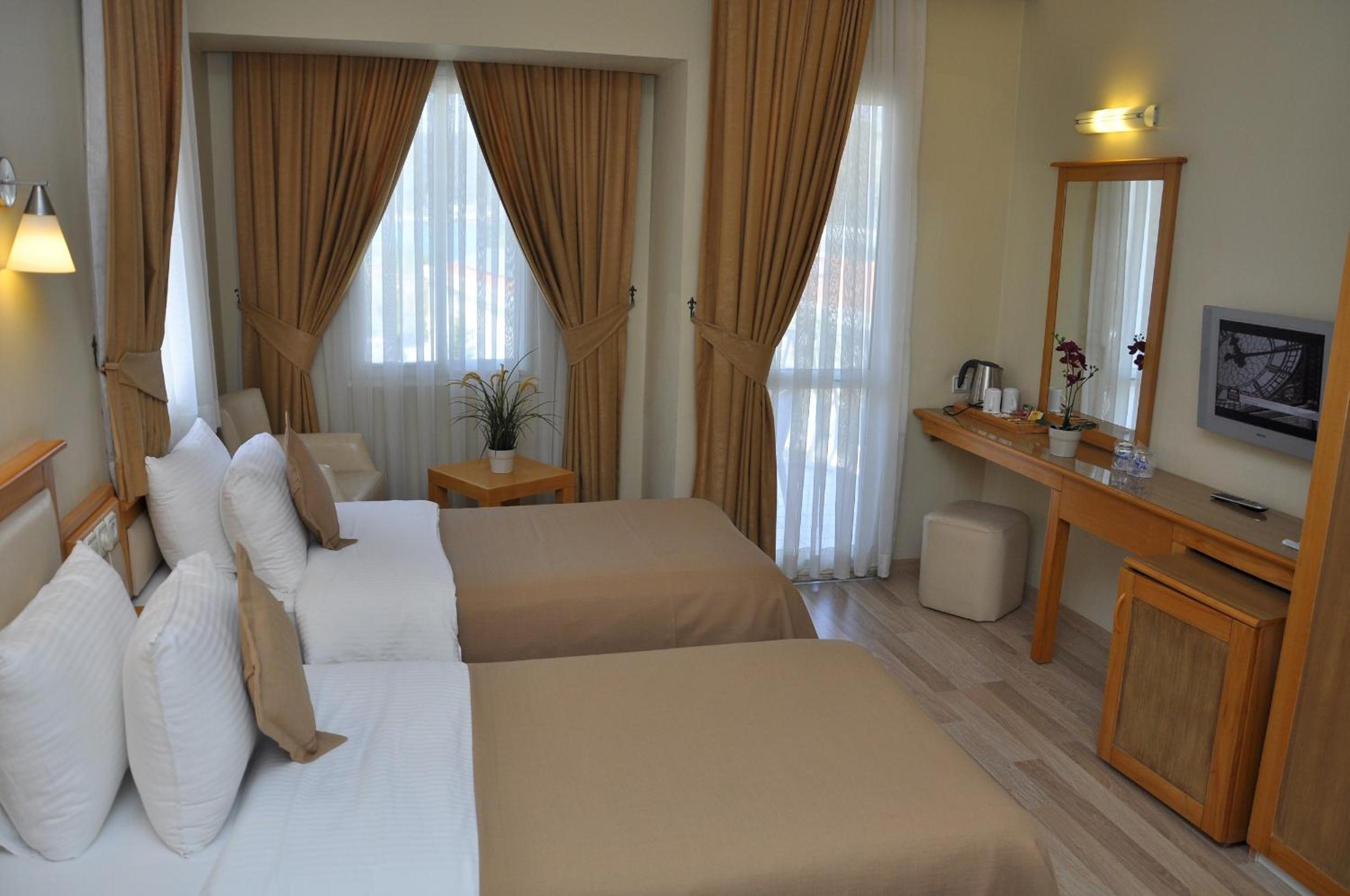 Standard Double or Twin Room with Sea View - Photo 4