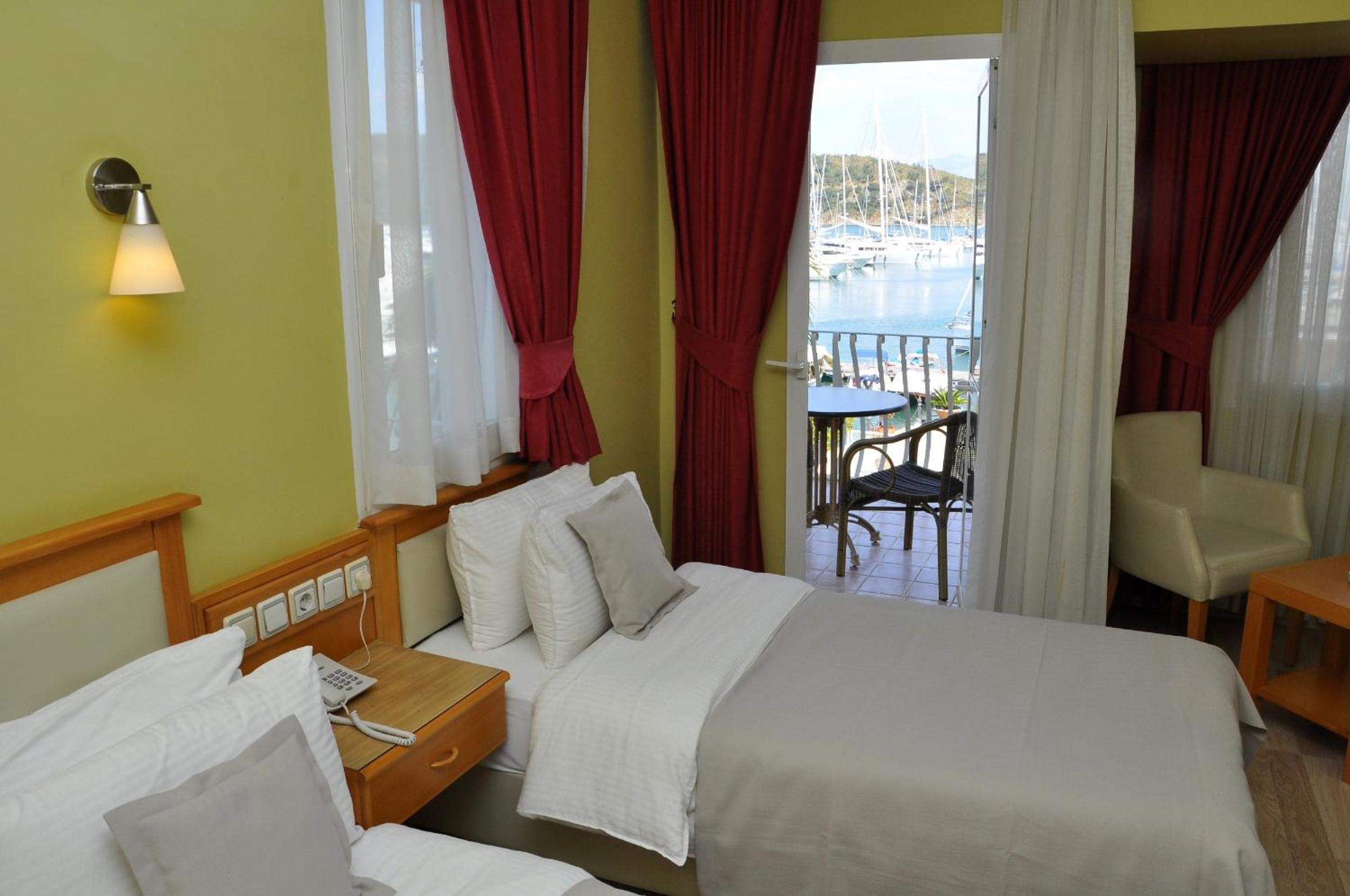 Deluxe Triple Room with Sea View - Photo 8