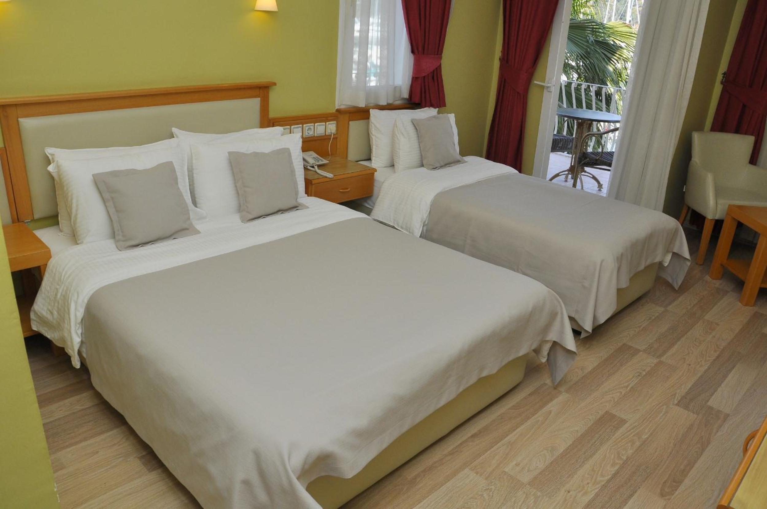 Deluxe Triple Room with Sea View - Photo 12