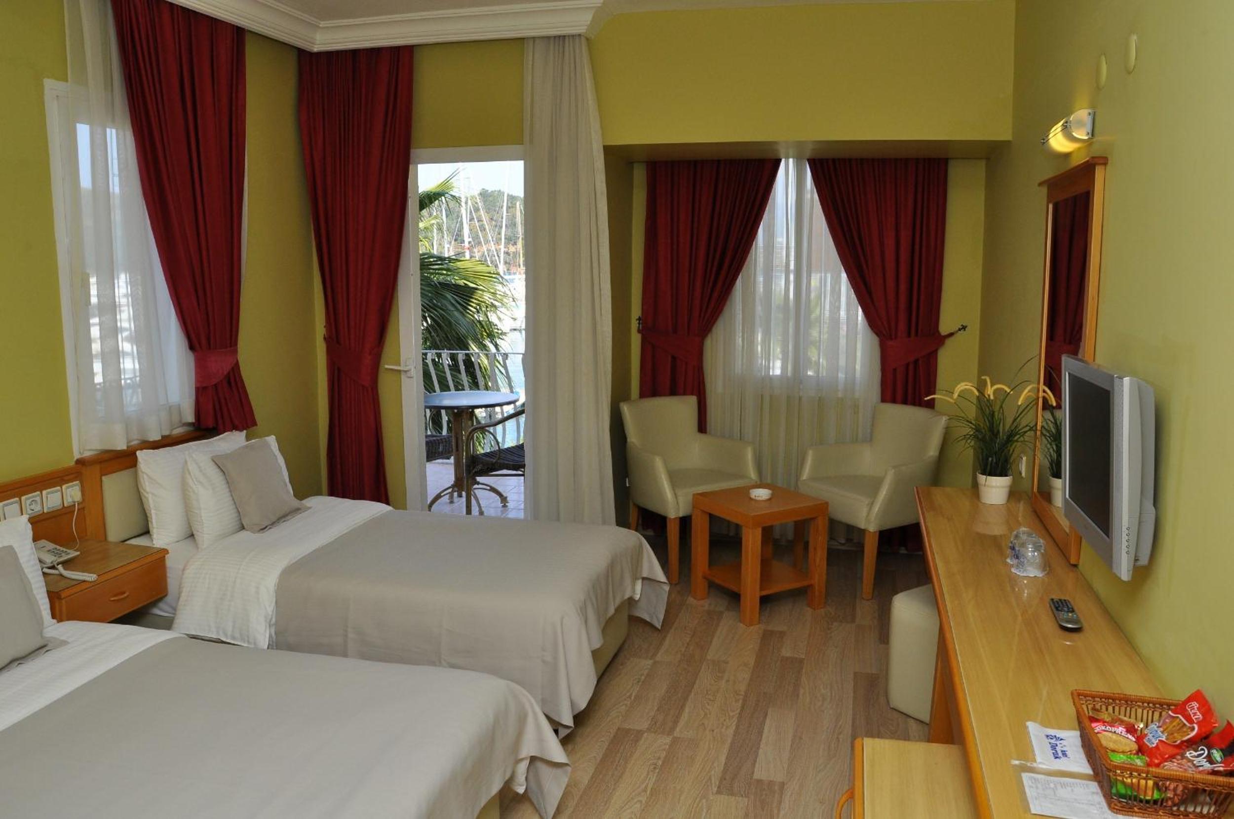 Deluxe Triple Room with Sea View - Photo 11