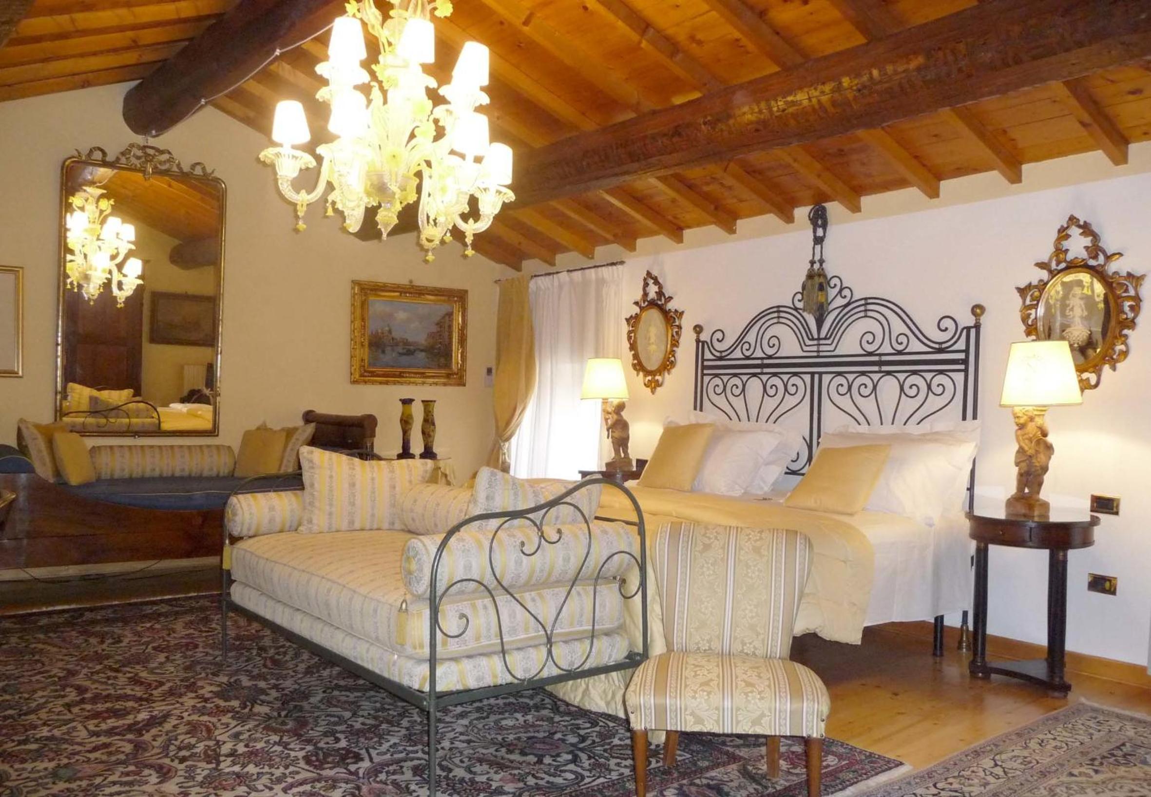 Suite - Photo 12