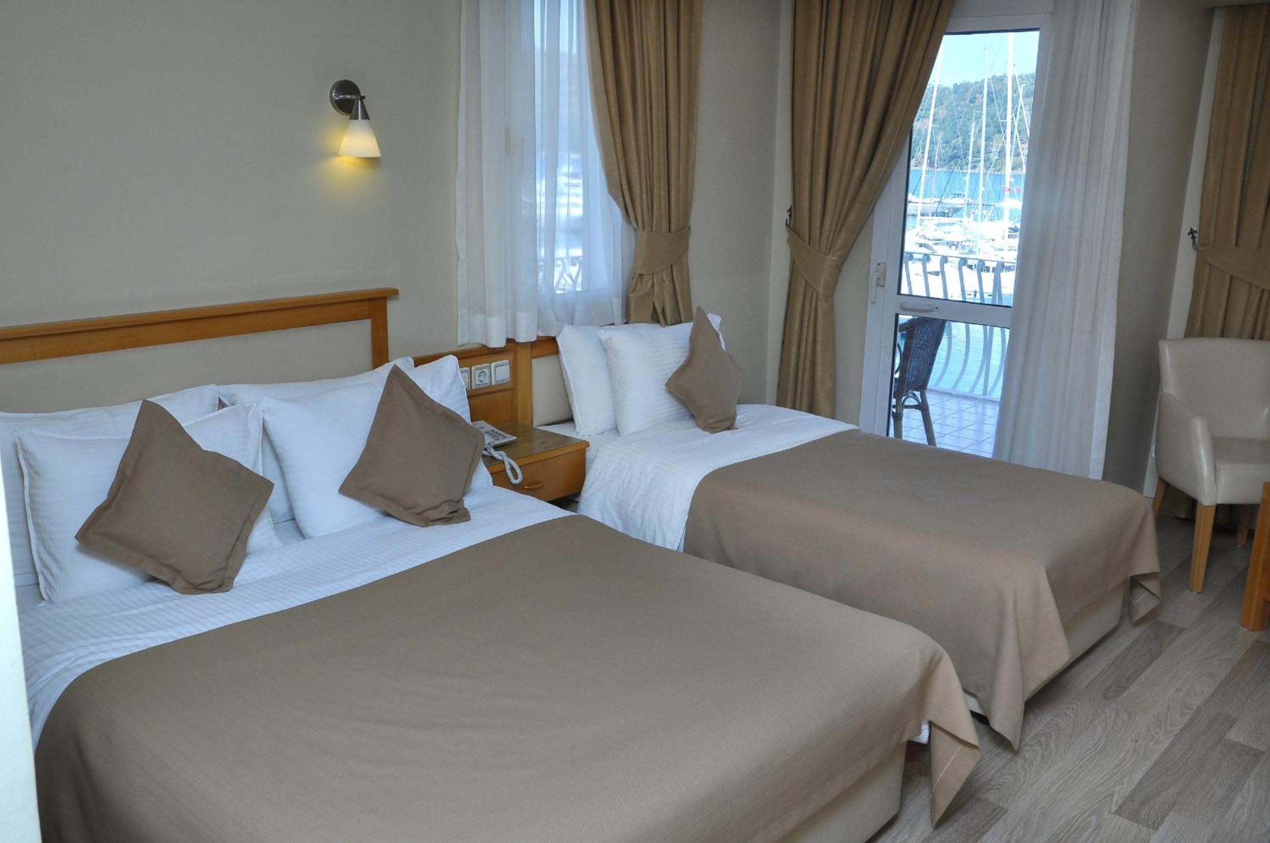 Deluxe Triple Room with Sea View - Photo 4