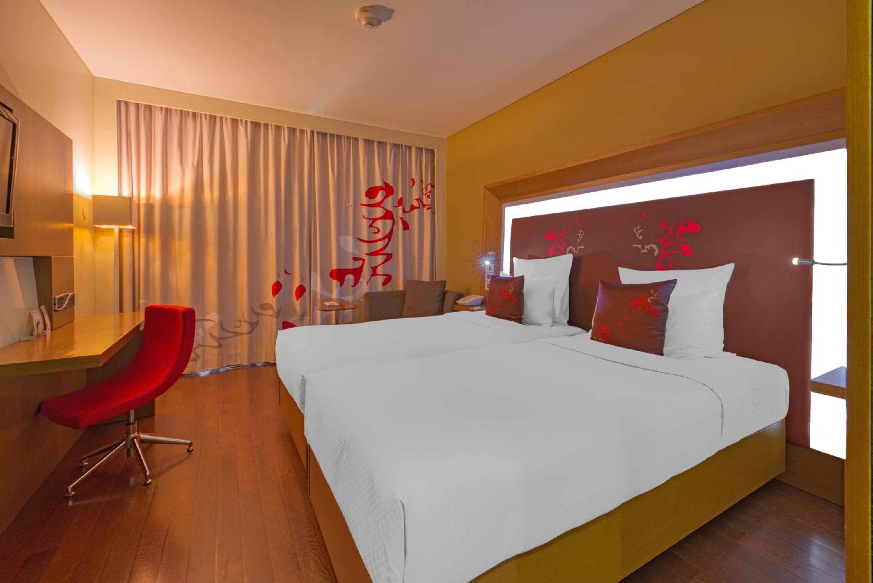 Deluxe Room Twin Beds - Photo 2