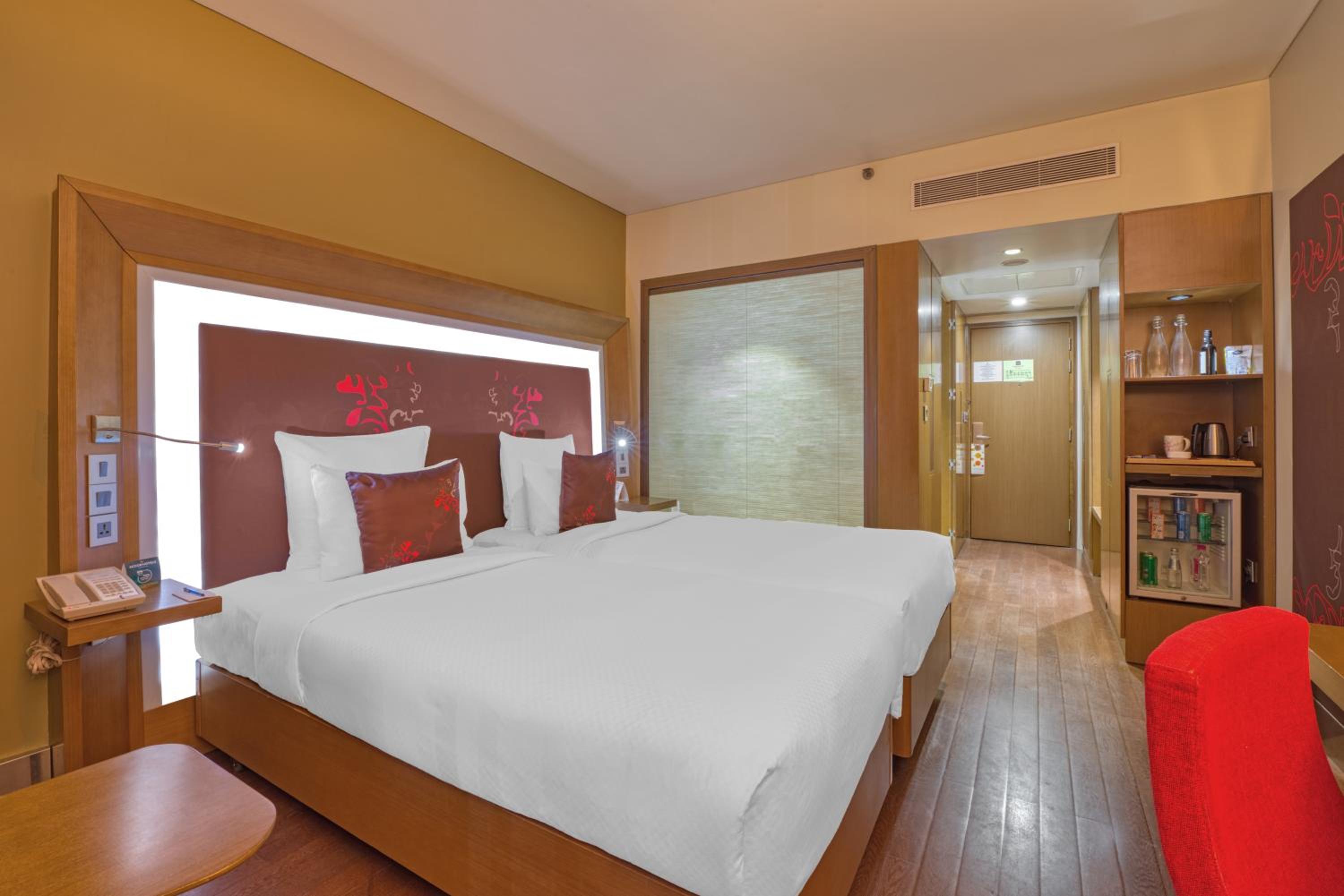 Deluxe Room Twin Beds - Photo 3