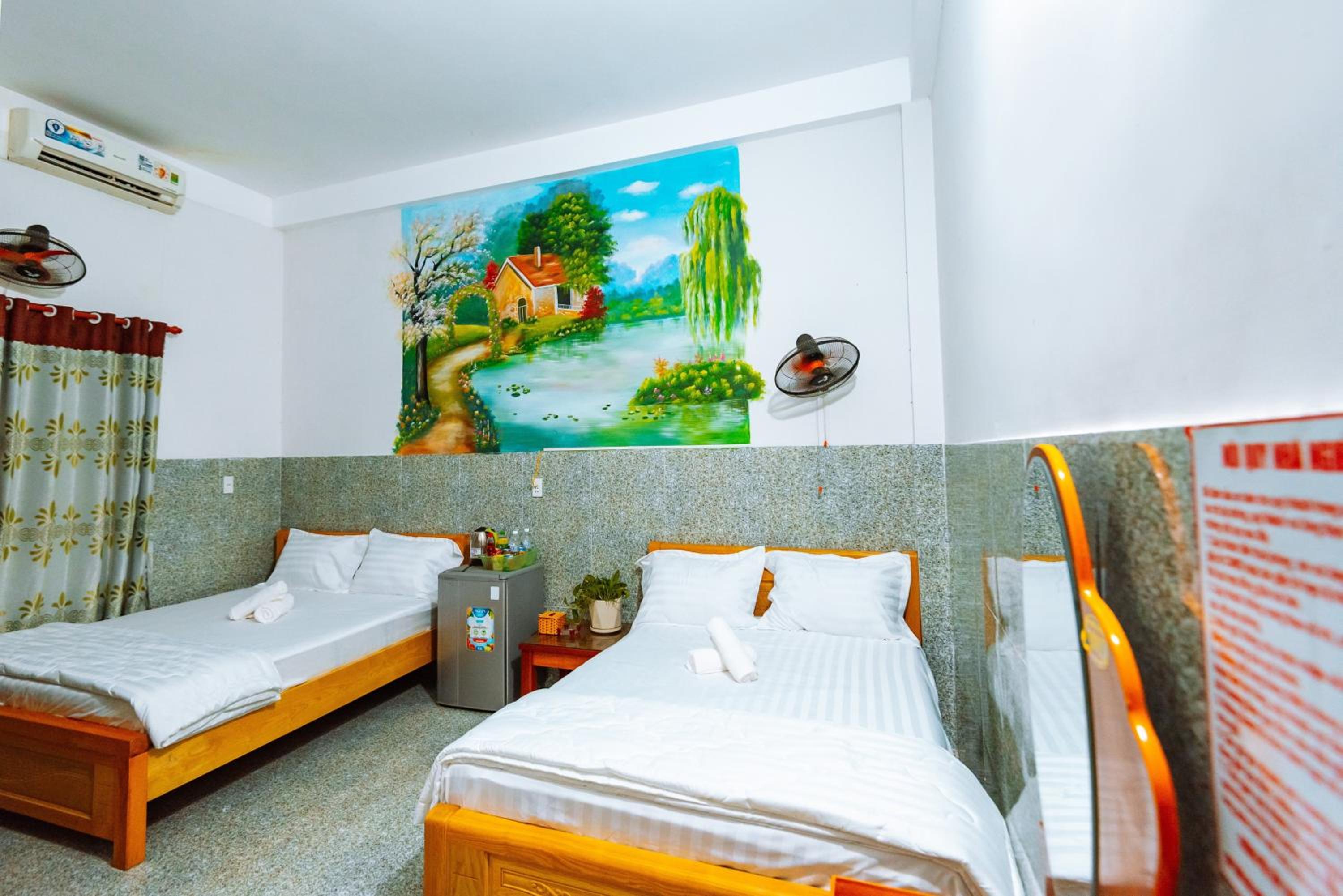 Queen Room With Two Queen Beds photo 3