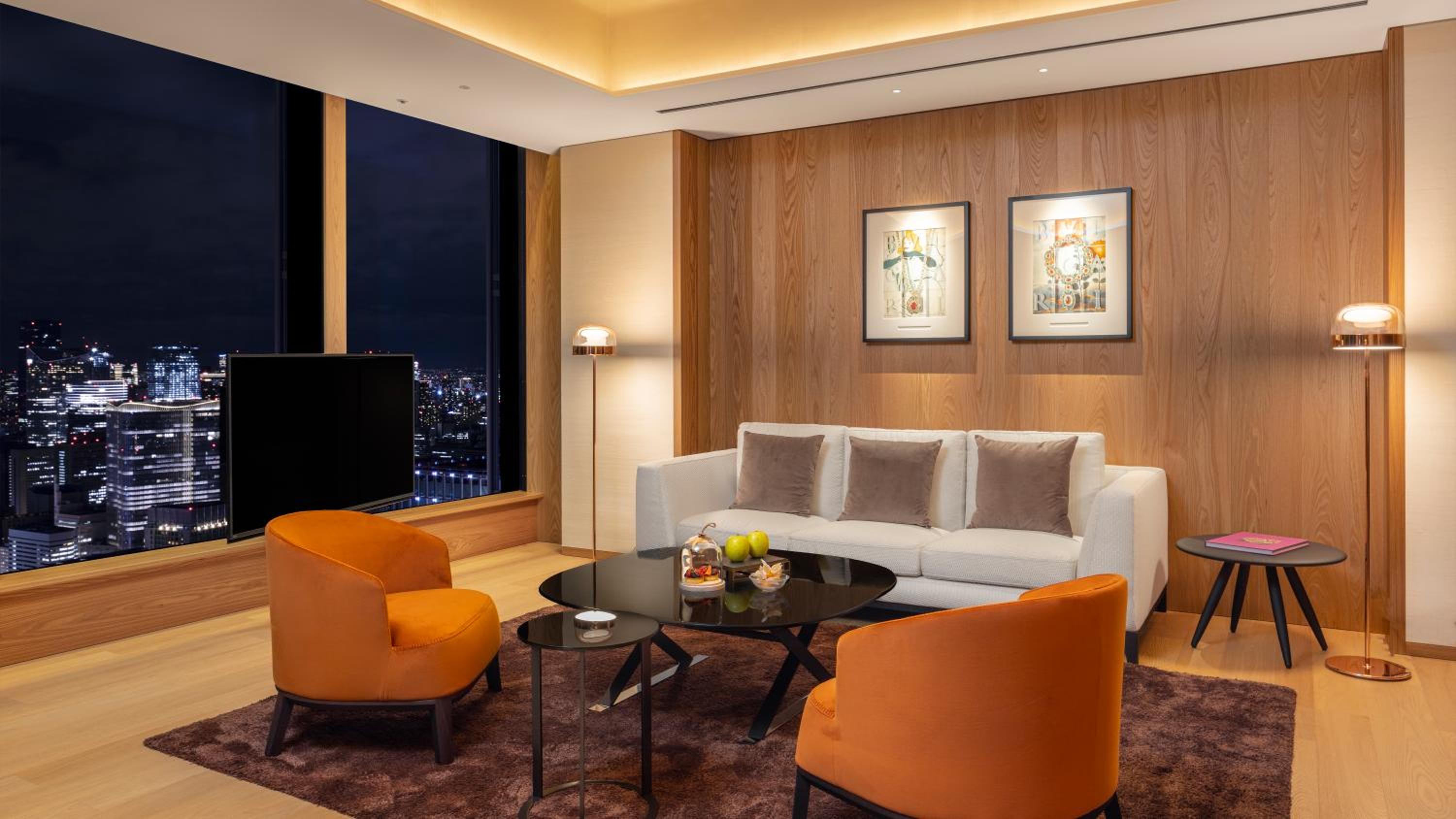 One-Bedroom Deluxe King Suite with Skyline View