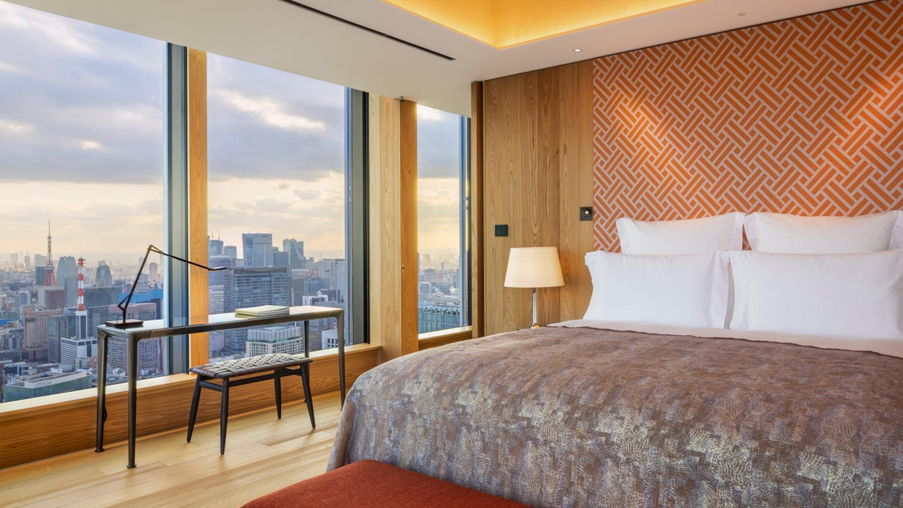 One-Bedroom Deluxe King Suite with Skyline View