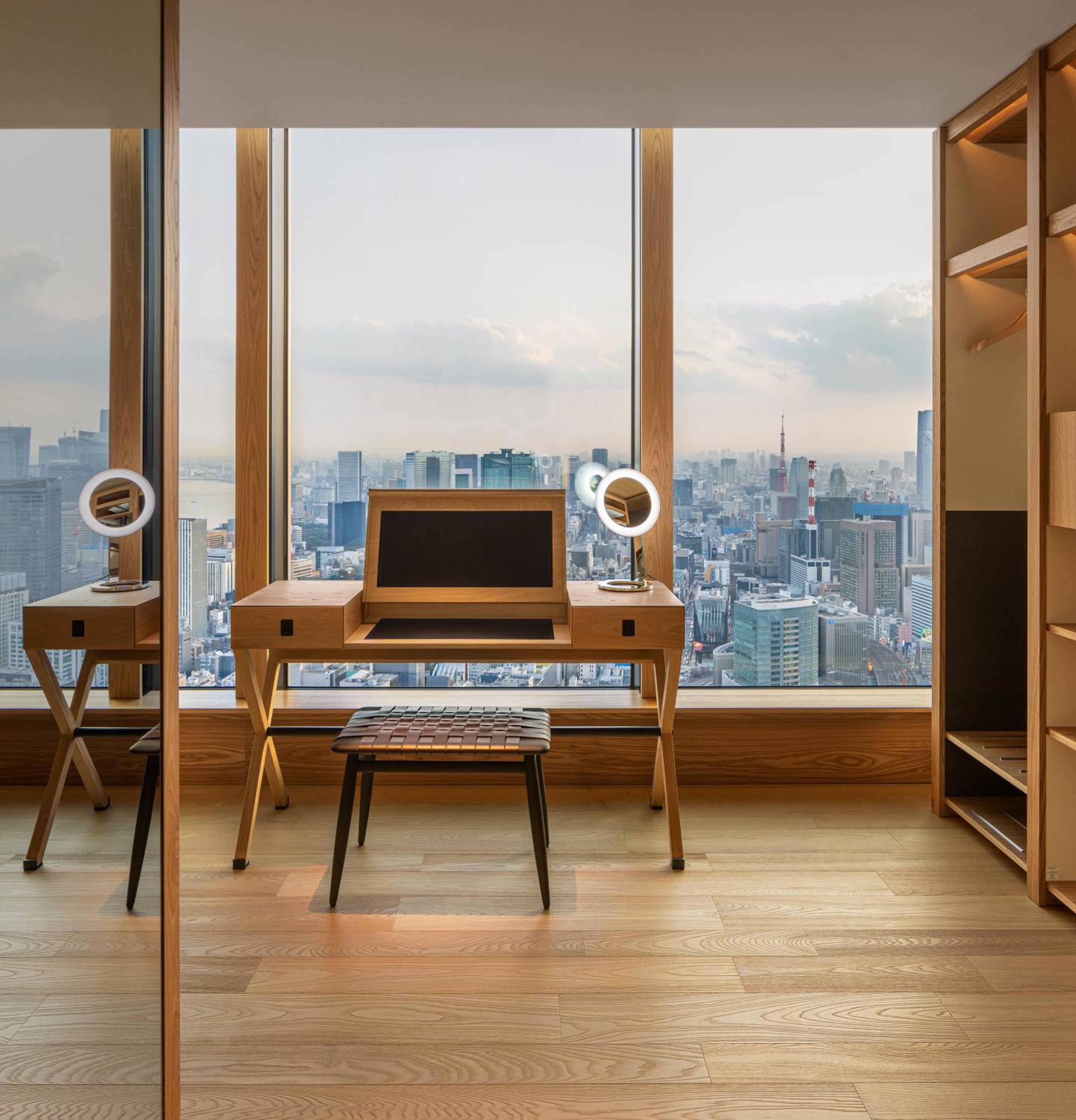 One-Bedroom Deluxe King Suite with Skyline View