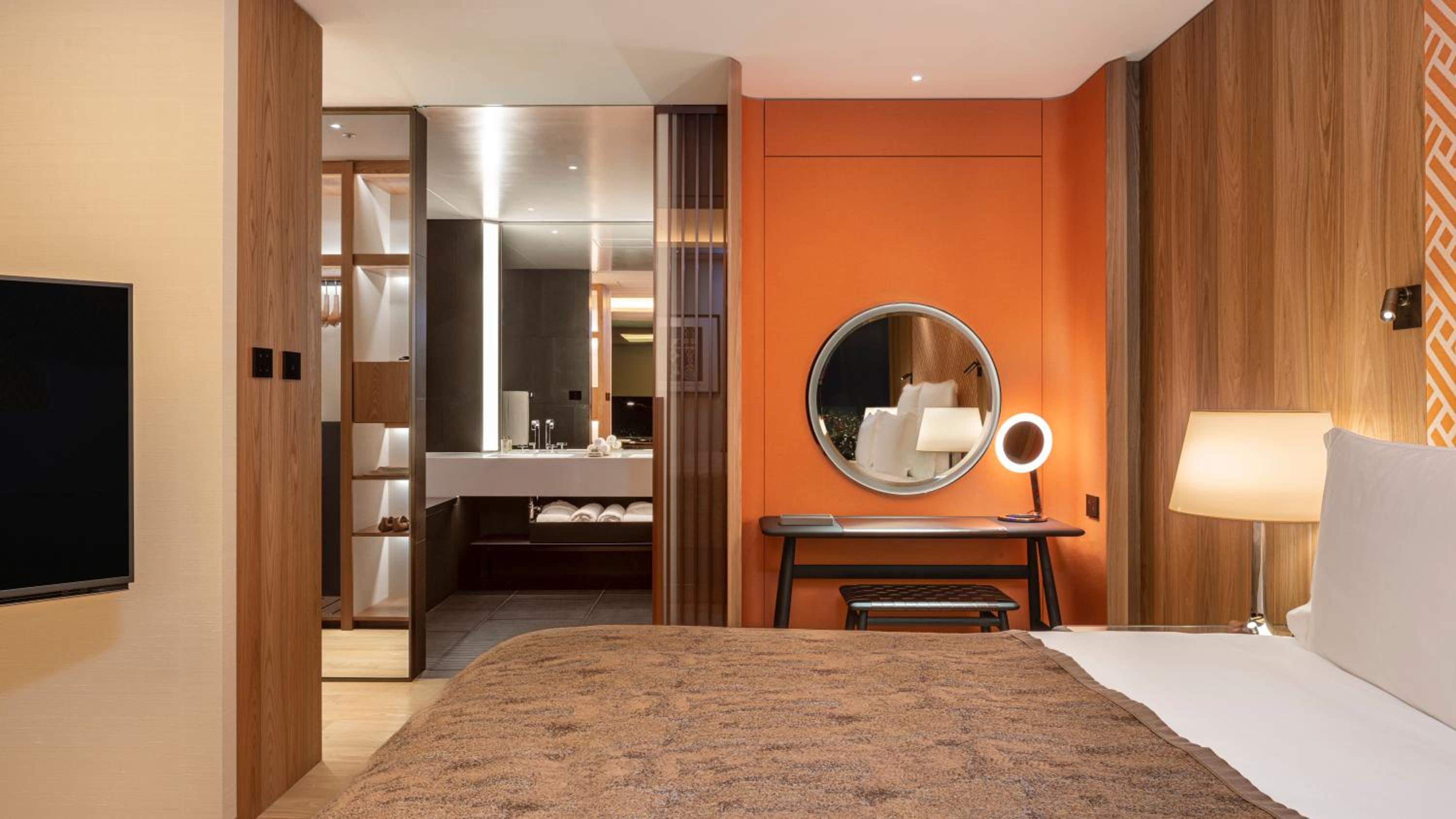 Junior King Suite with Garden View thumbnail 5