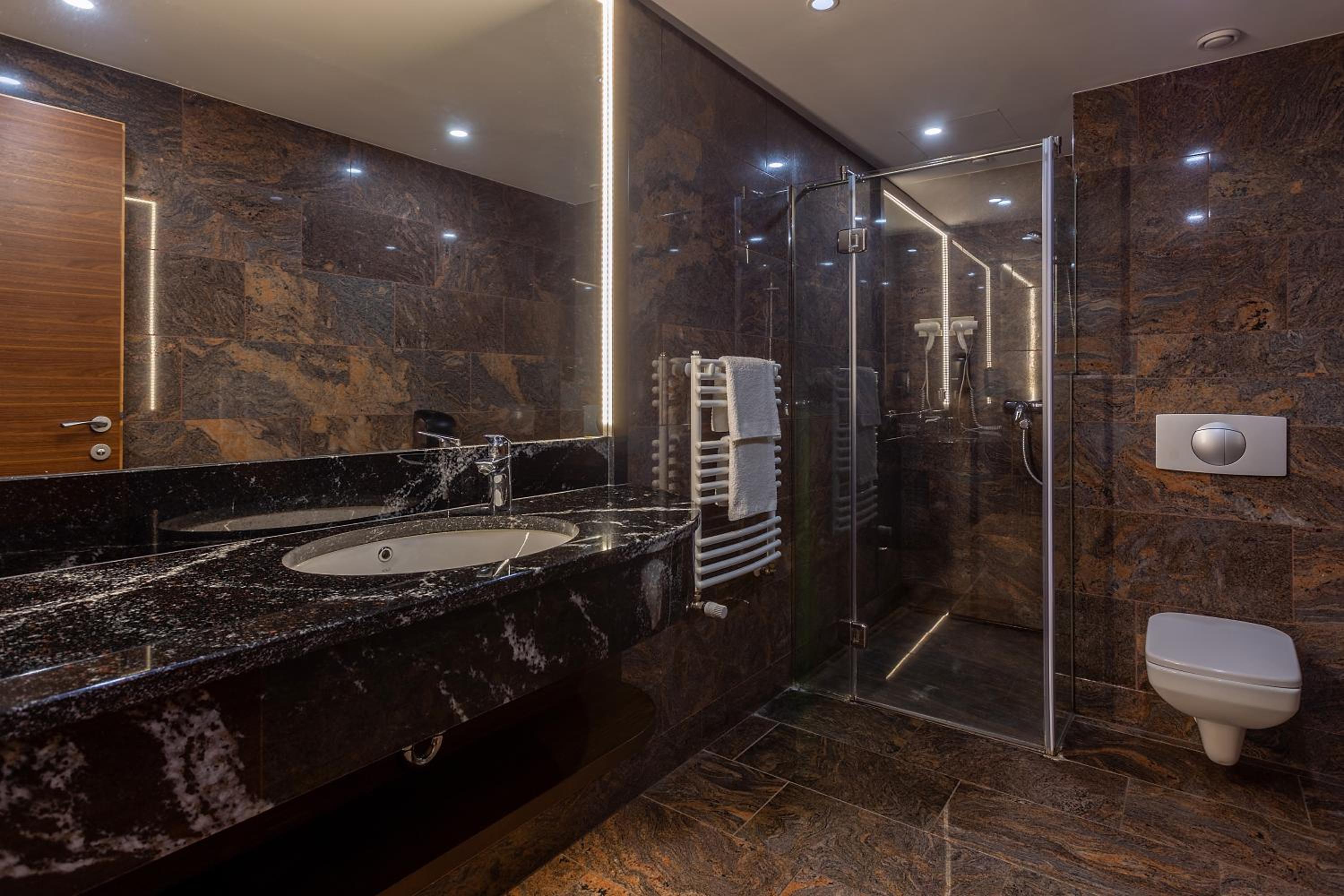 Premium Twin Room - Photo 13