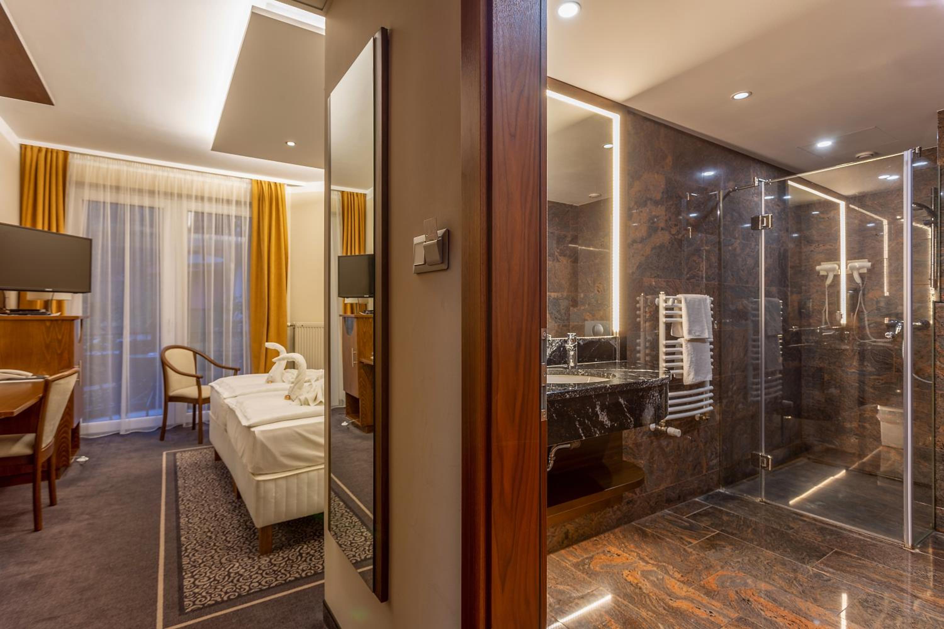 Premium Twin Room - Photo 1