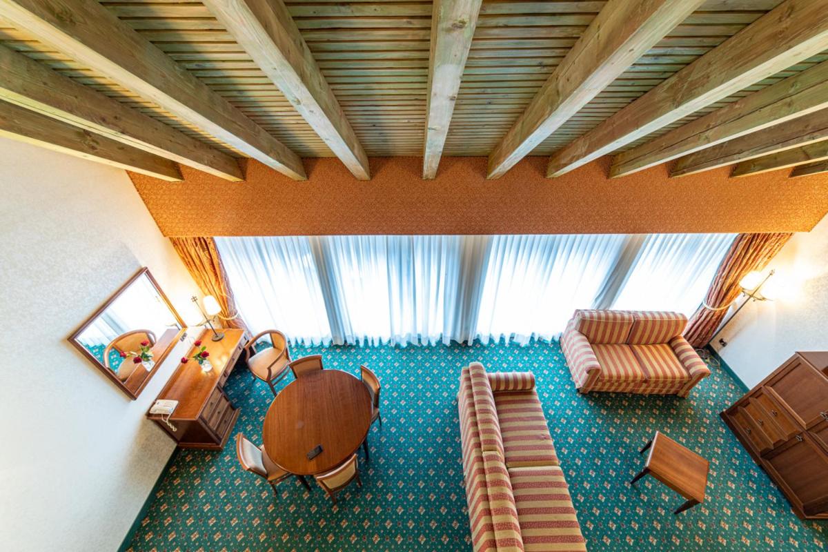 Suite - Photo 1