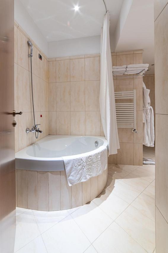 Suite - Photo 3
