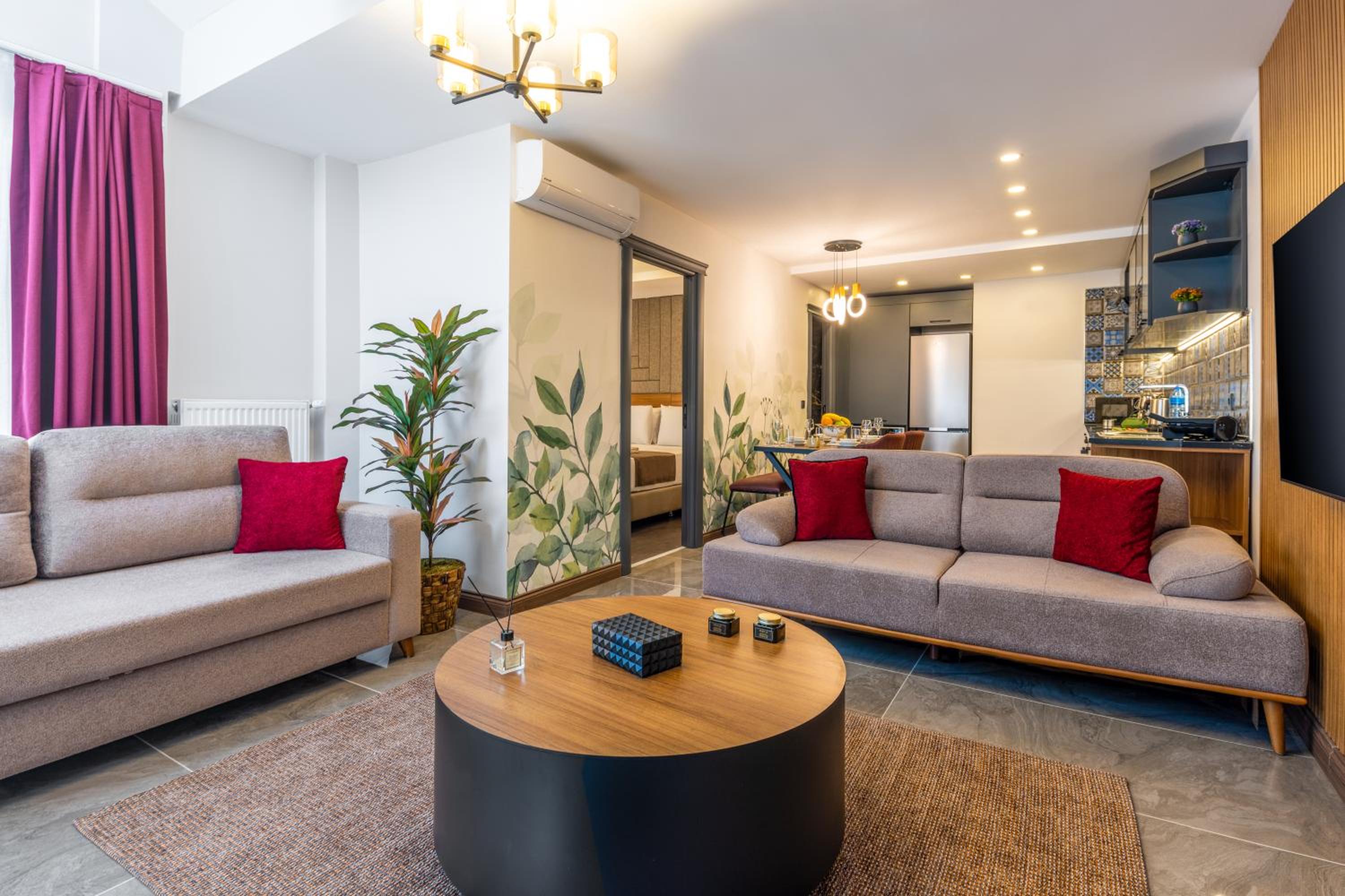 Luxury One Bedroom Apartment with Pool Access  photo 2