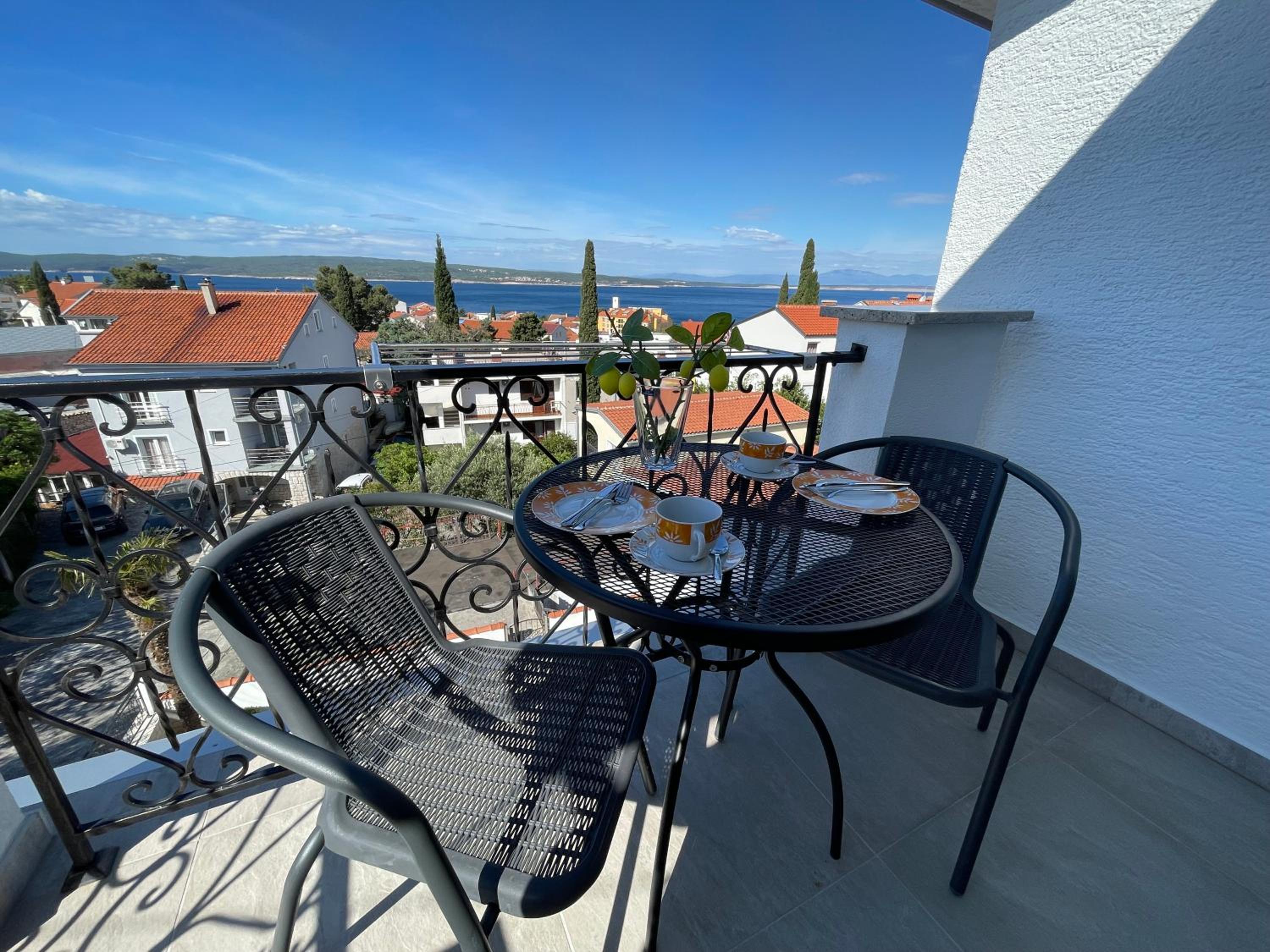 One-Bedroom Apartment with Balcony and Sea View photo 2