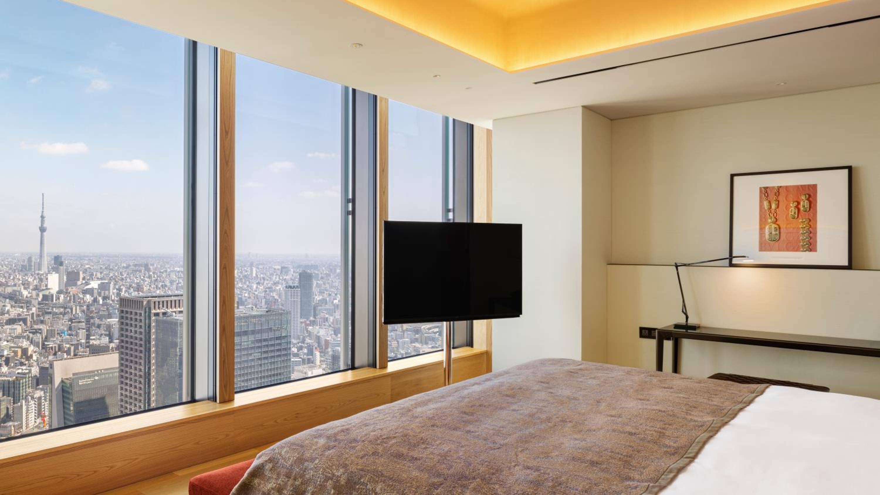 One-Bedroom Superior King Suite with Skyline View thumbnail 6