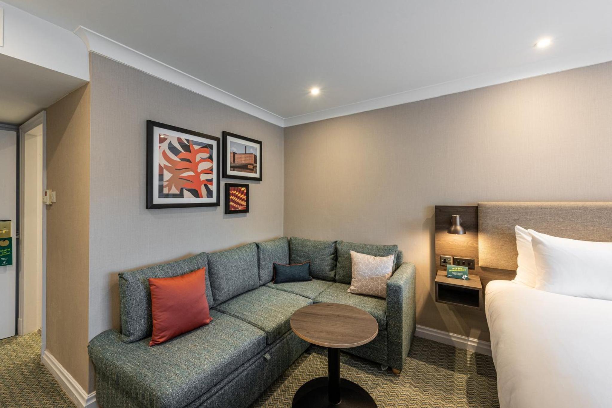 Standard Queen Room with Sofa Bed - Non-Smoking - Photo 13