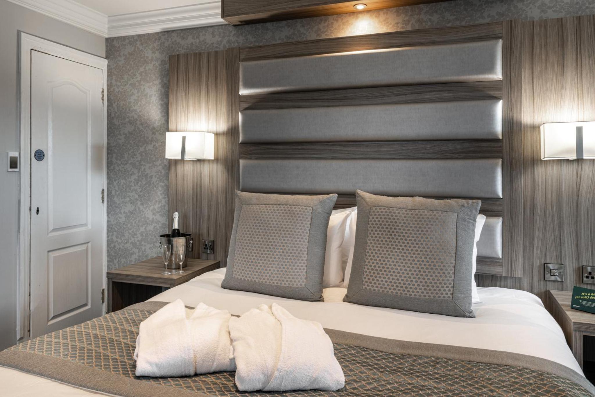 One-Bedroom Suite - Photo 3