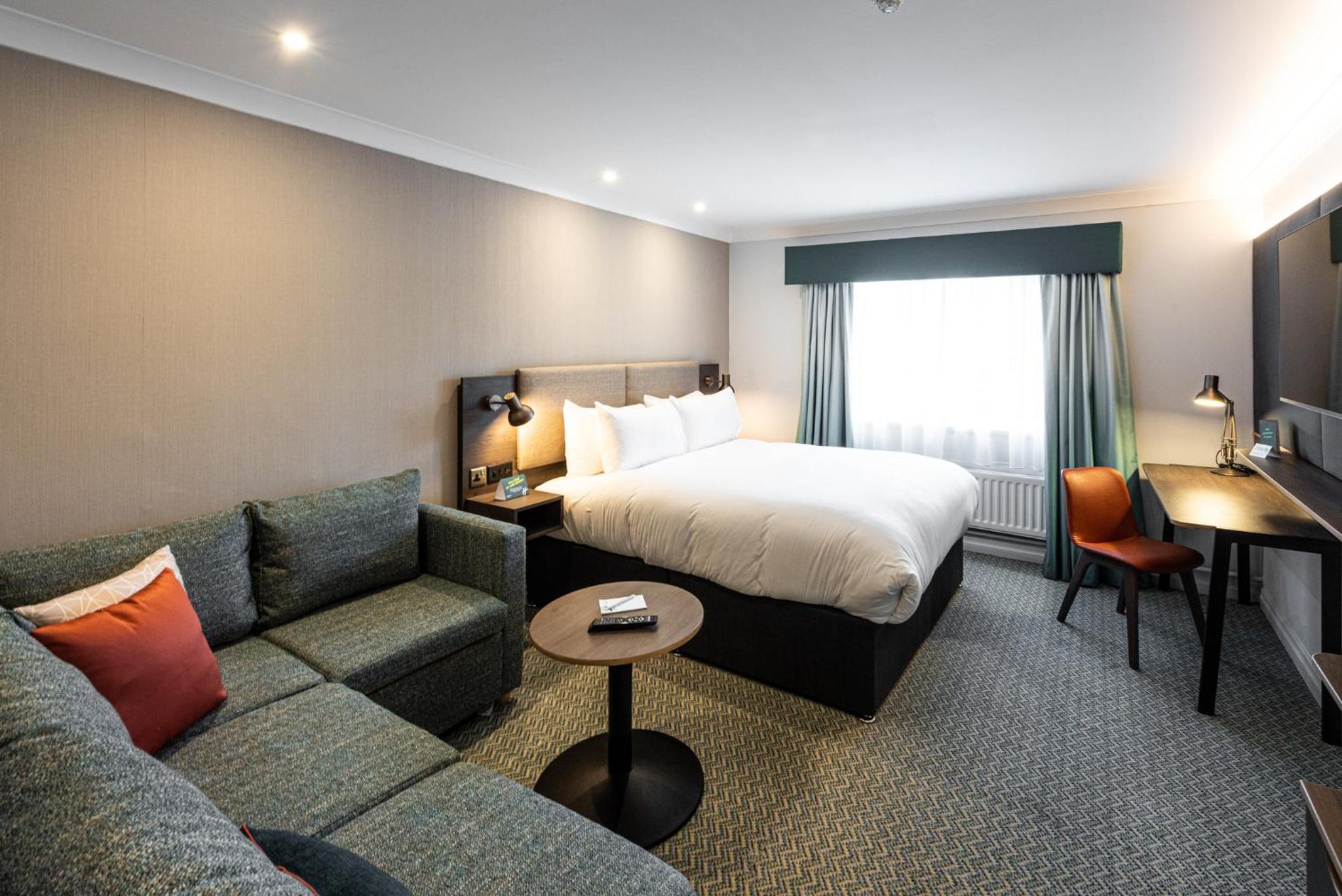 Standard Queen Room with Sofa Bed - Non-Smoking - Photo 11
