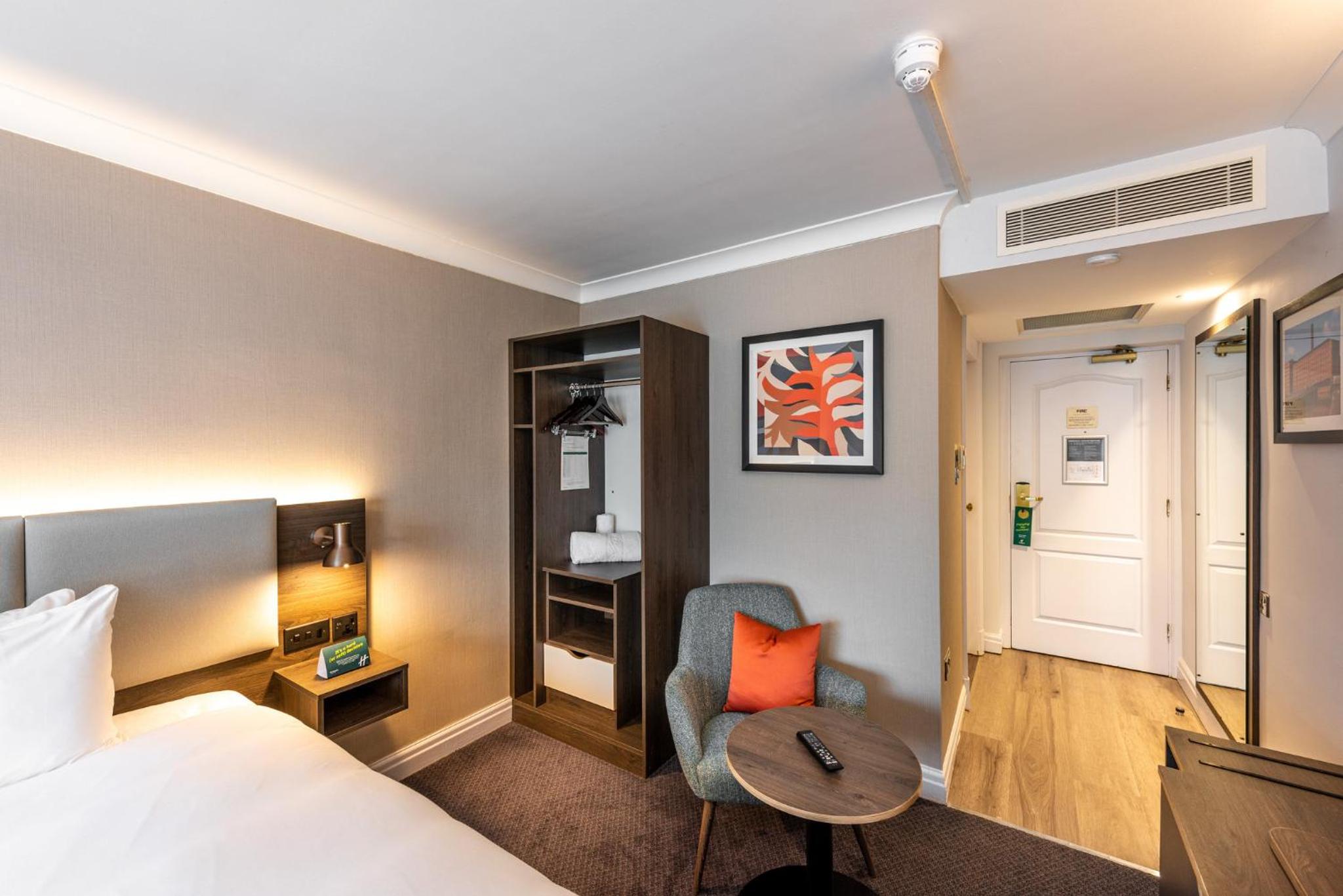 Standard King Room - Photo 8