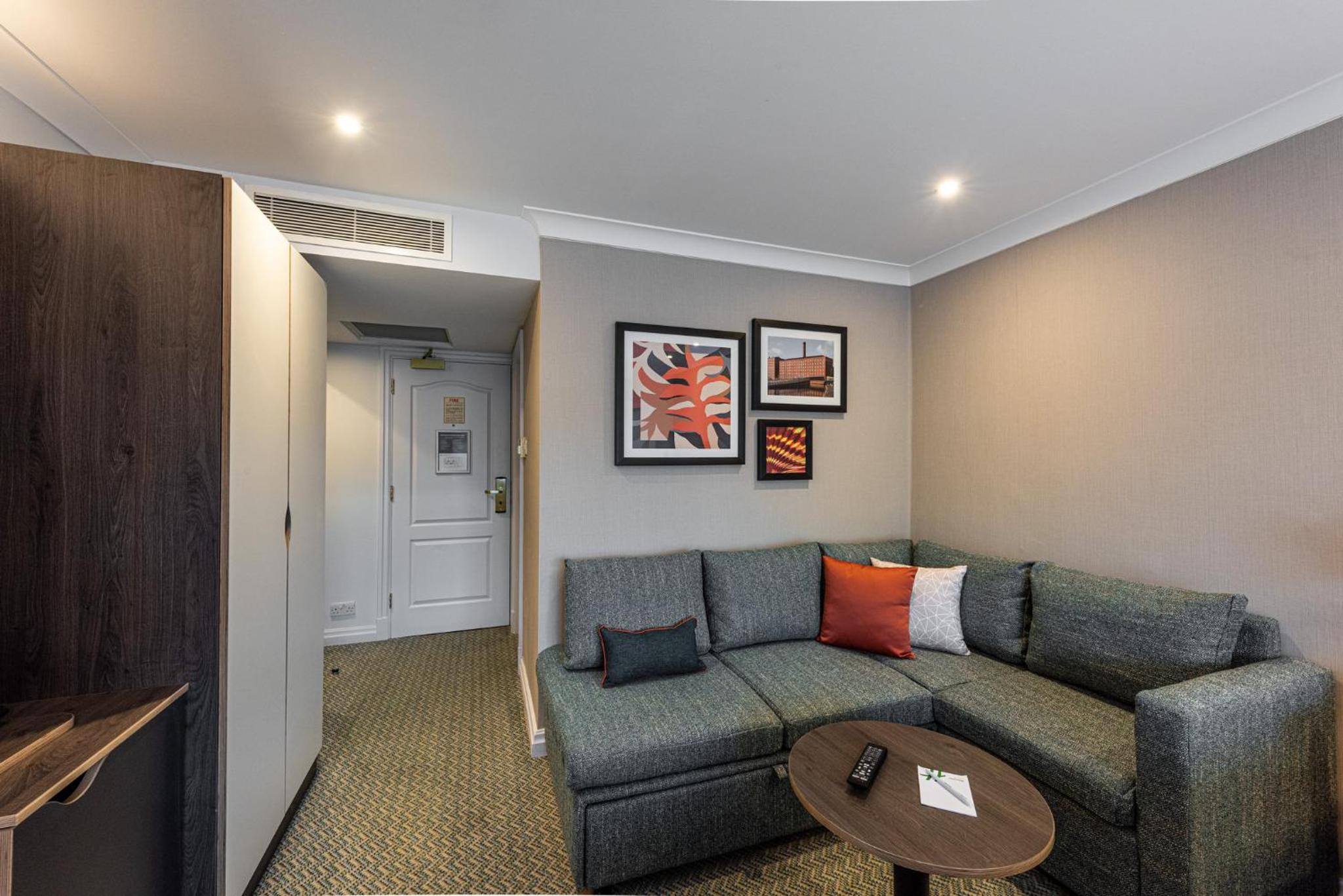 Standard Queen Room with Sofa Bed - Non-Smoking - Photo 9