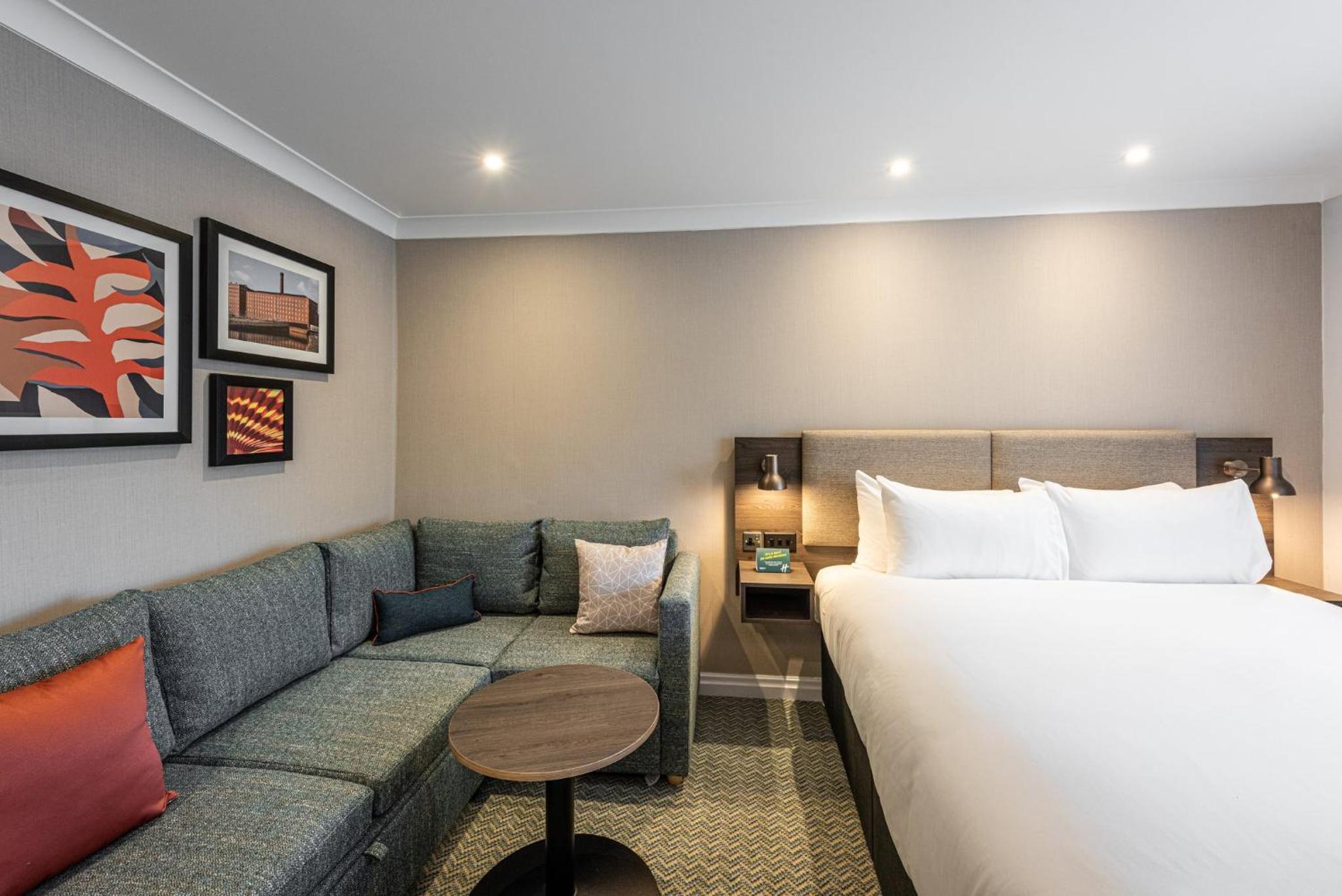 Standard Queen Room with Sofa Bed - Non-Smoking - Photo 8