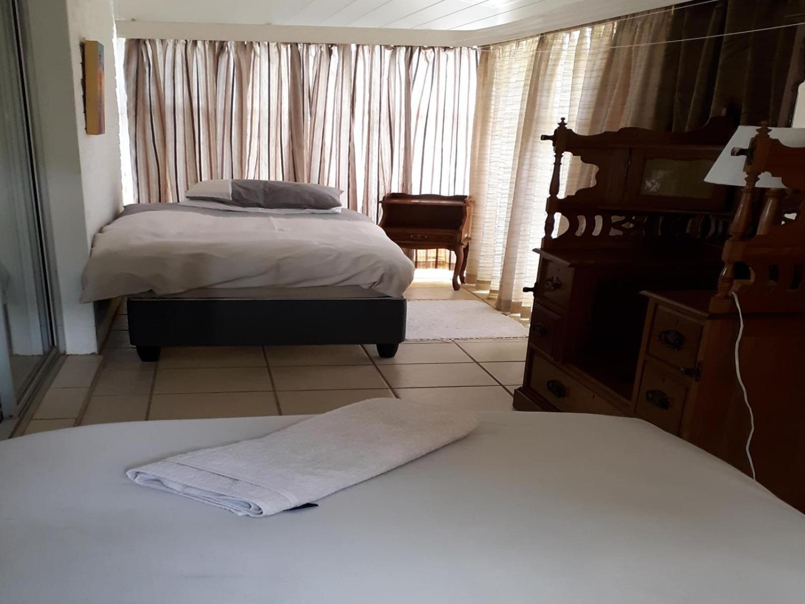 Middle Balcony Bedroom - Photo 11