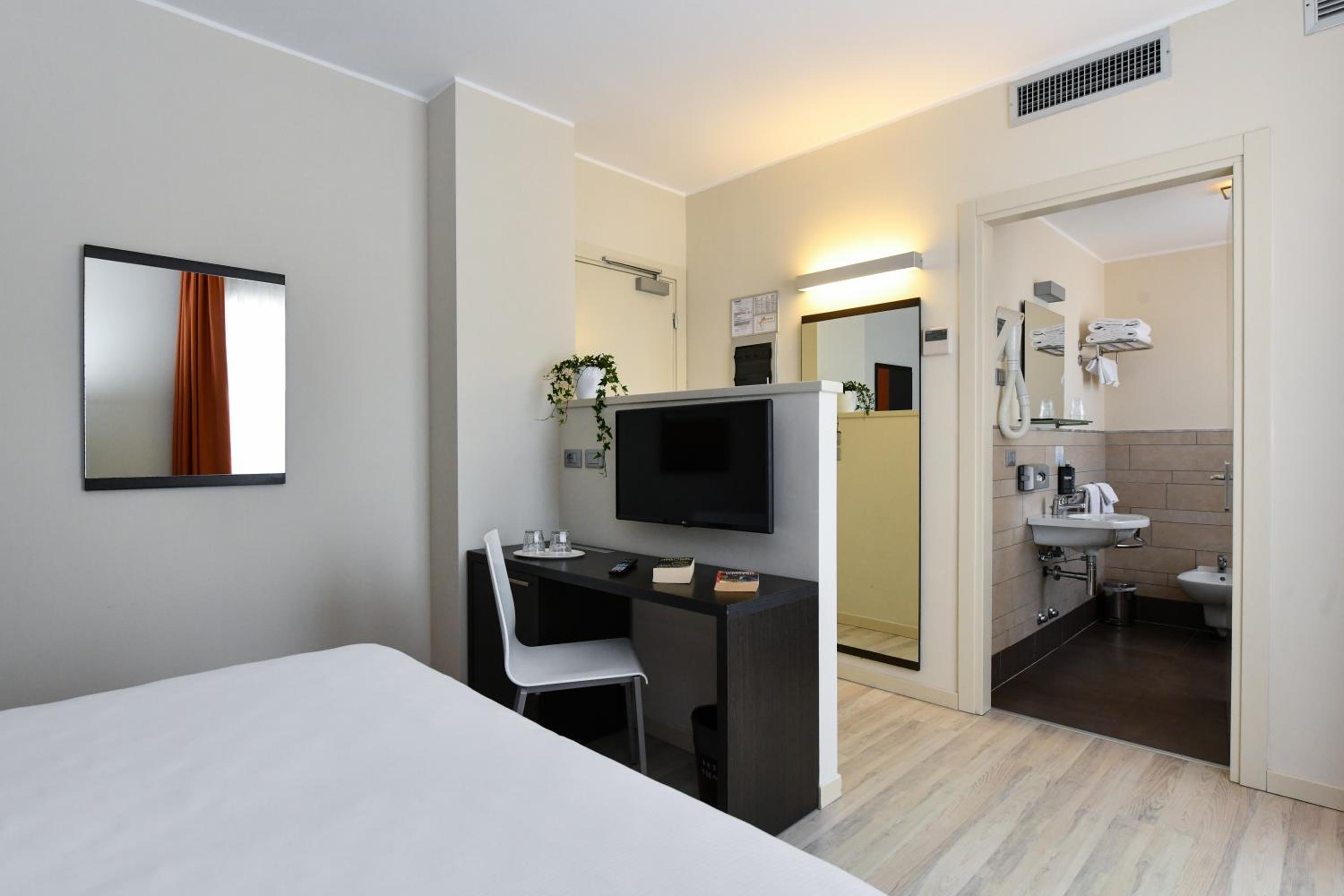 Double or Twin Room with Balcony - Photo 5