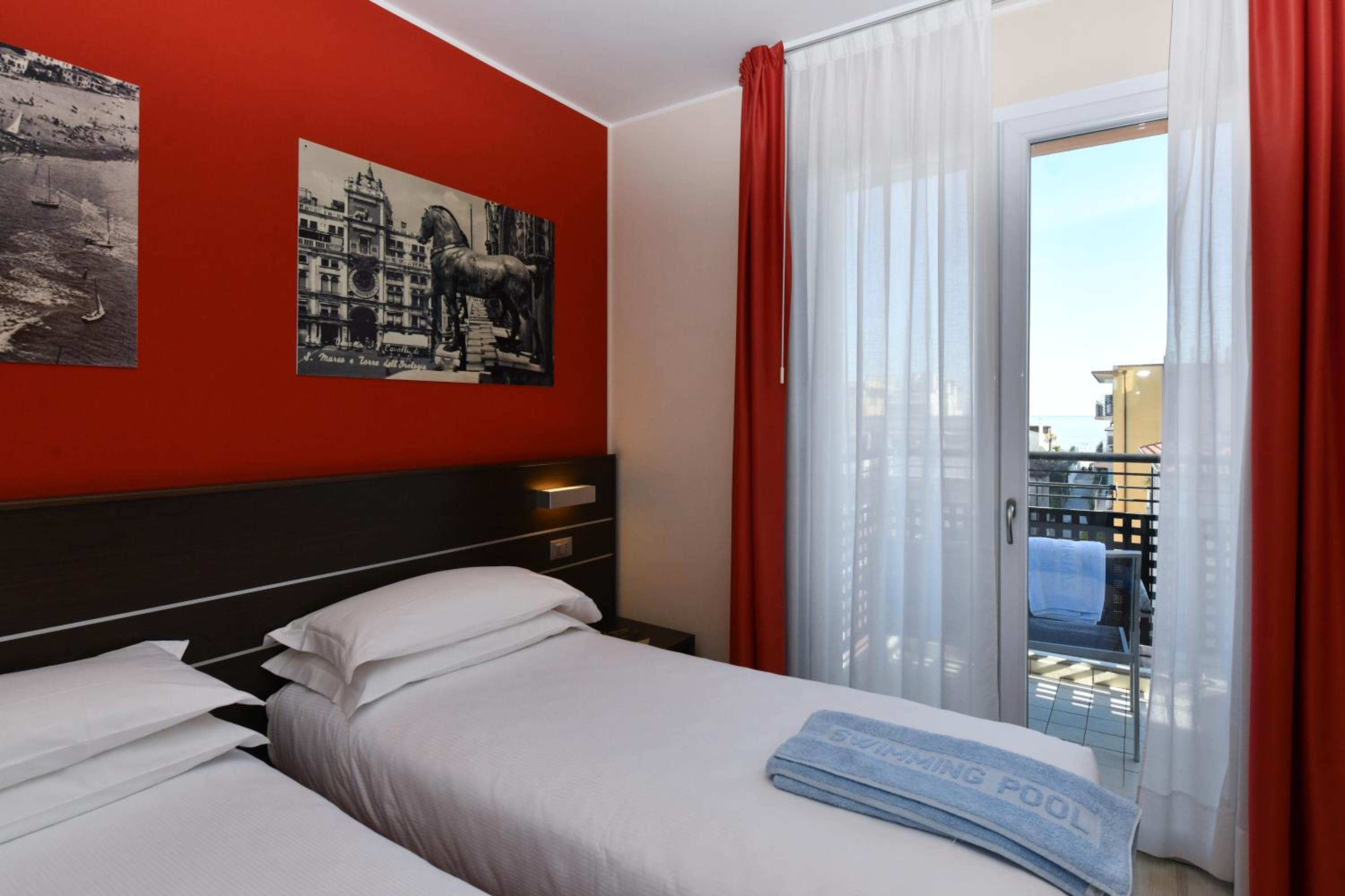 Double or Twin Room with Balcony - Photo 13
