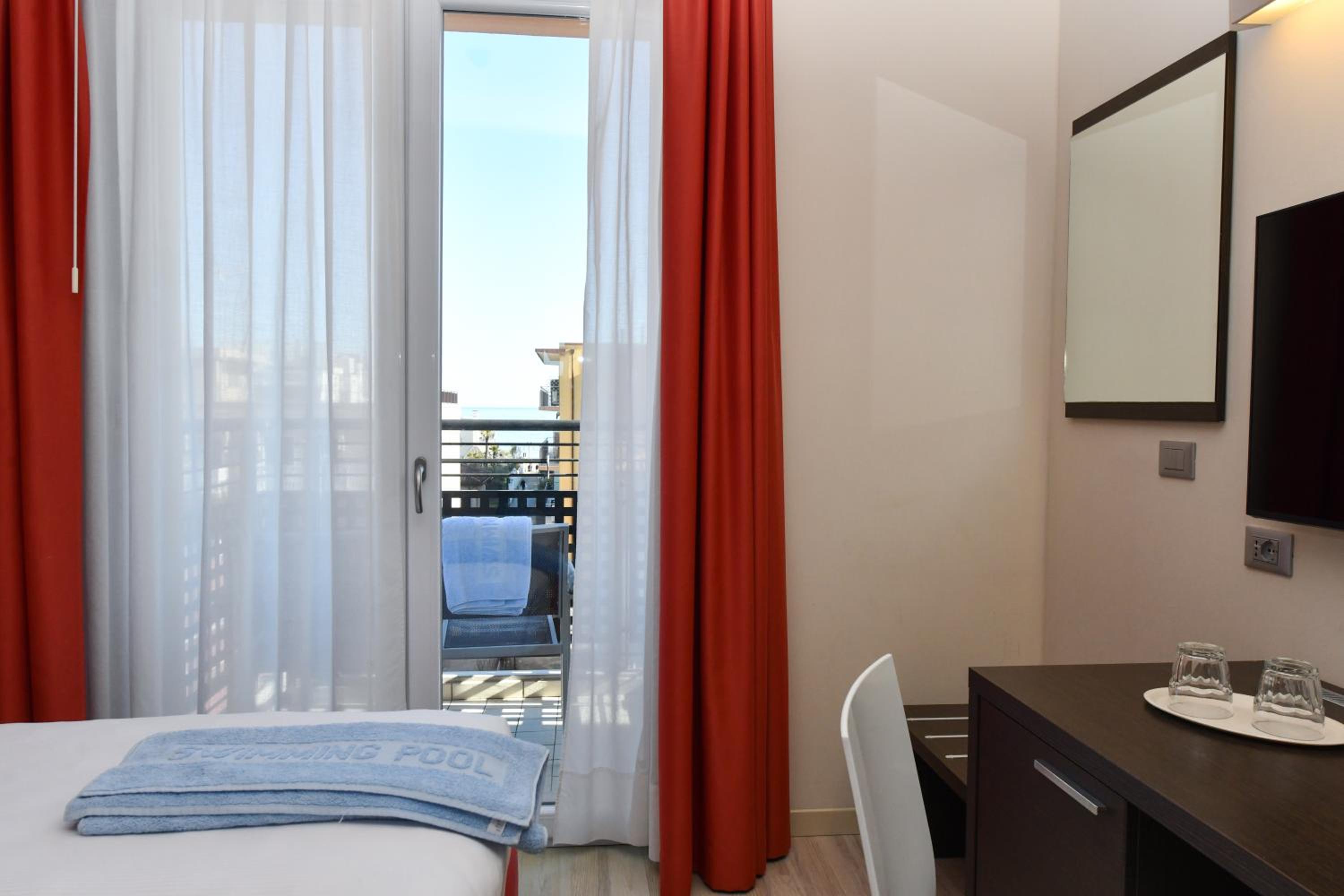 Double or Twin Room with Balcony - Photo 7