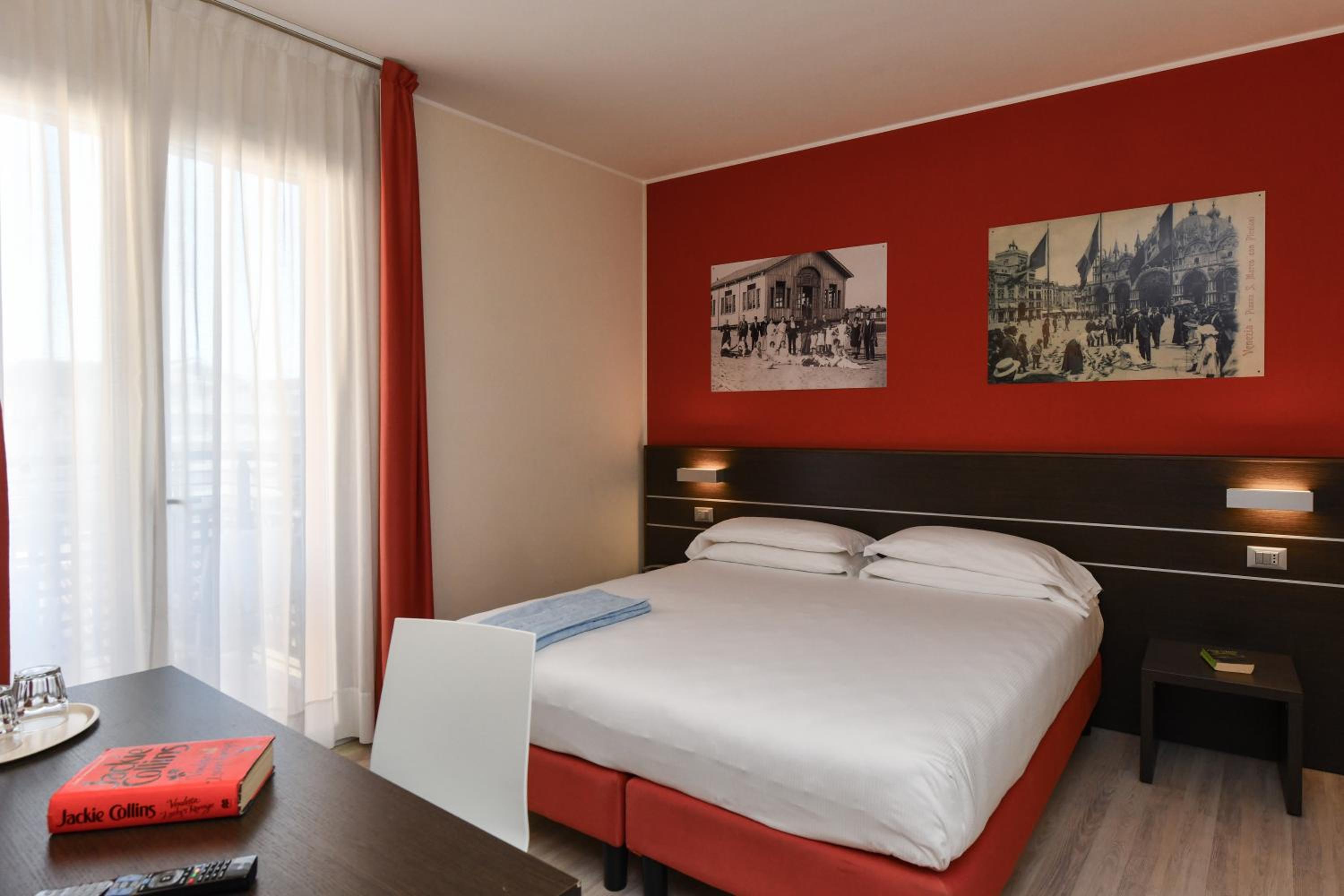 Double or Twin Room with Balcony - Photo 14