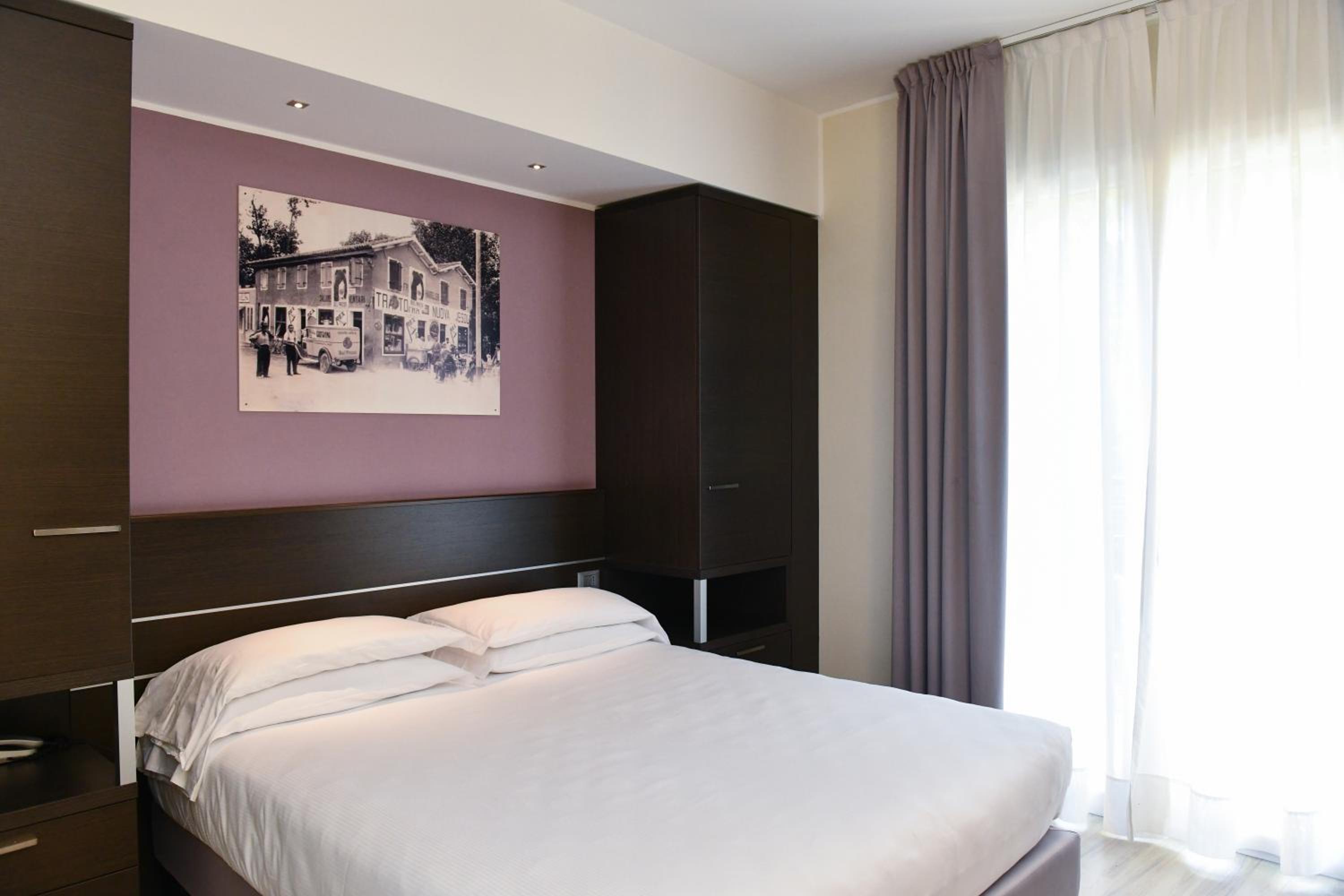 Double or Twin Room with Balcony - Photo 17