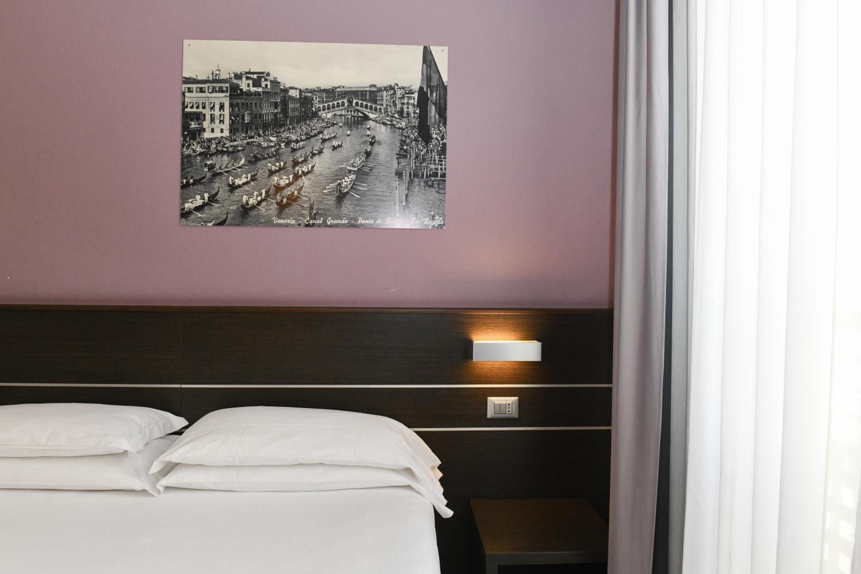 Double or Twin Room with Balcony - Photo 2