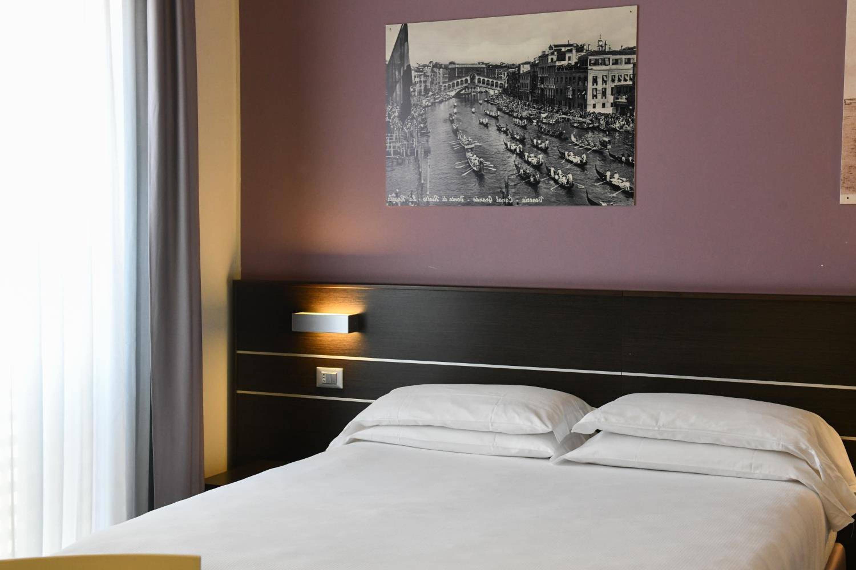 Double or Twin Room with Balcony - Photo 4