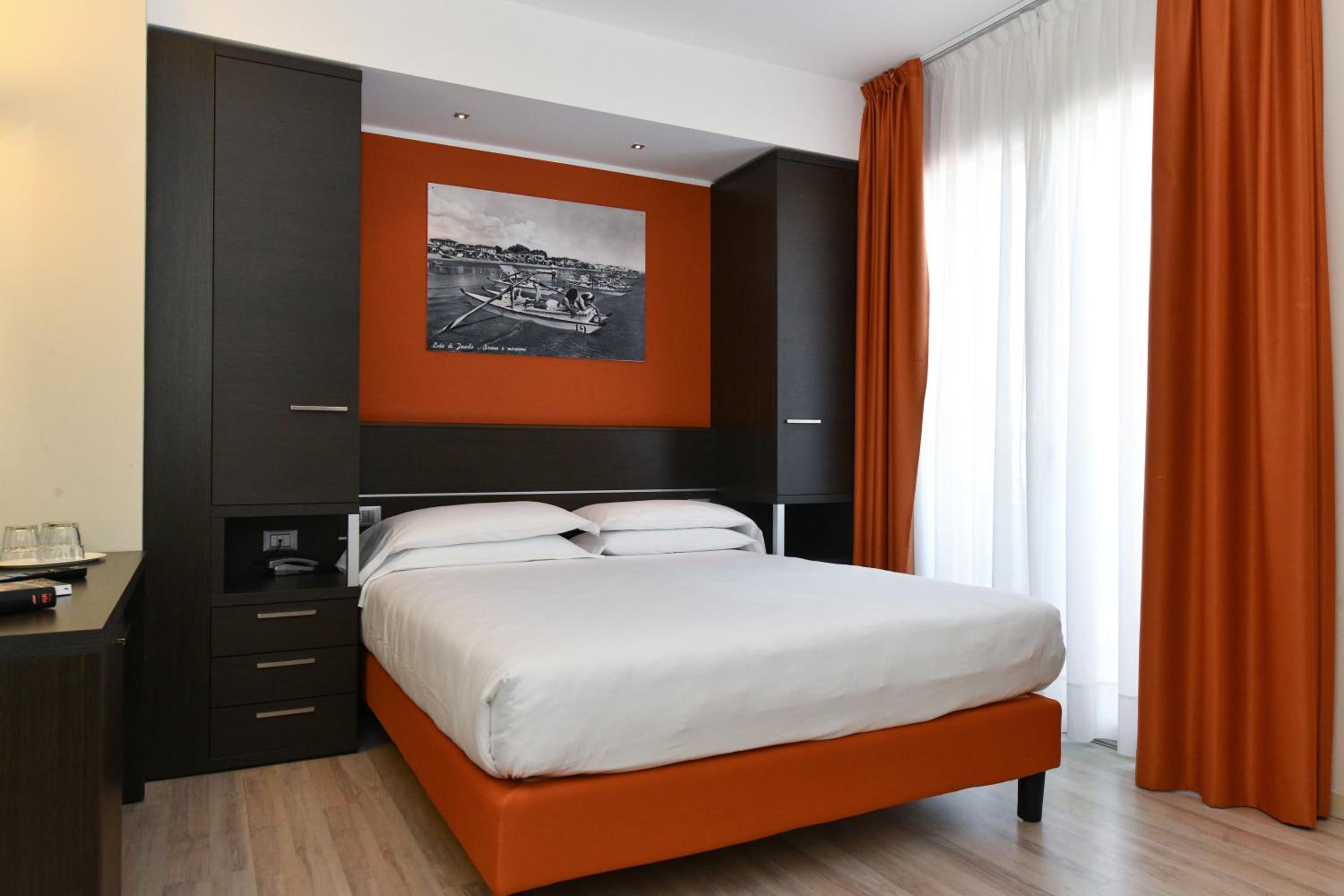 Double or Twin Room with Balcony - Photo 12
