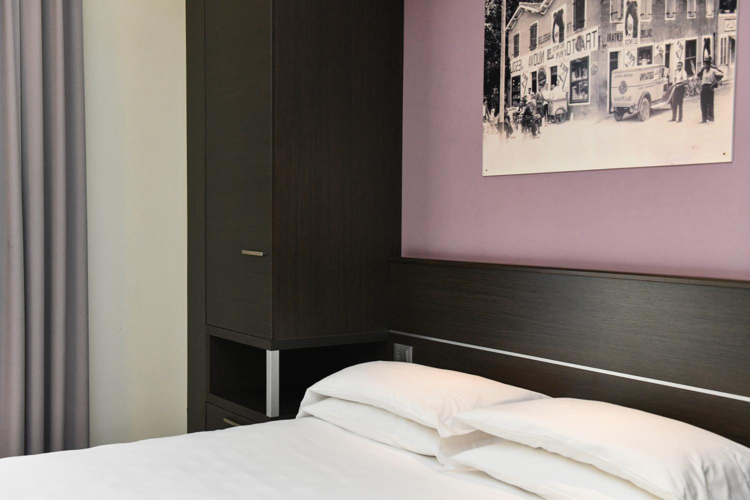 Double or Twin Room with Balcony - Photo 11