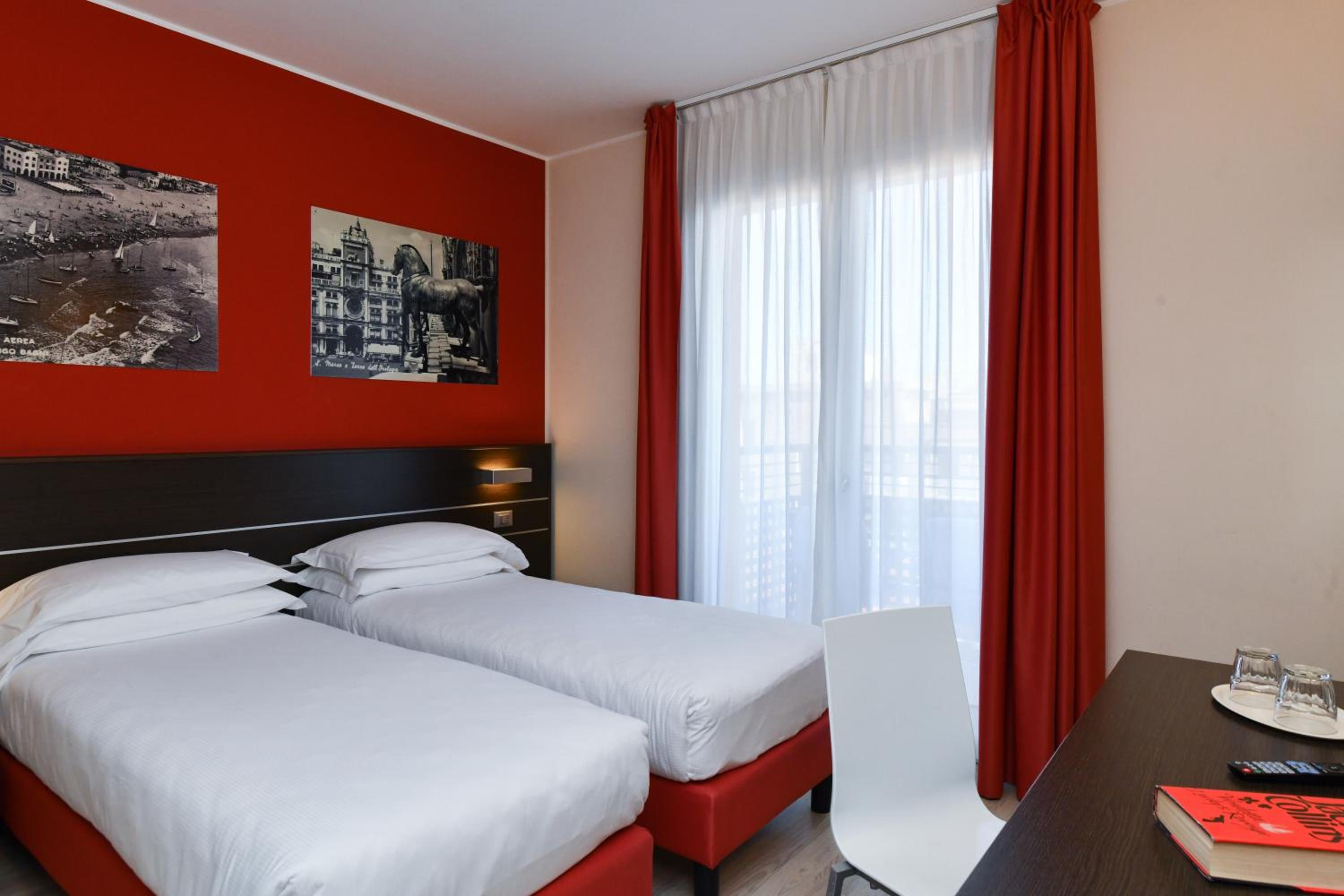 Double or Twin Room with Balcony - Photo 15