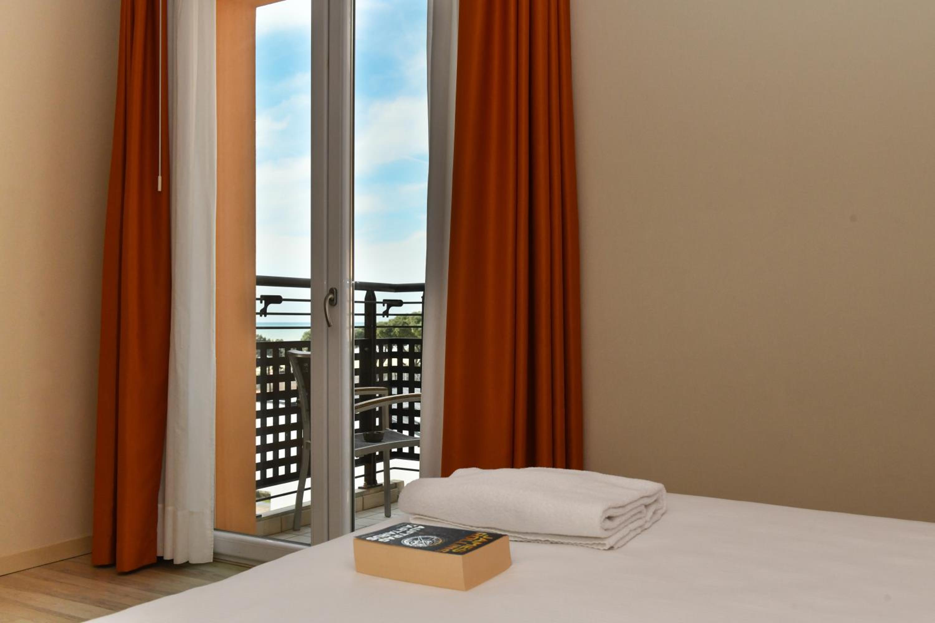 Double or Twin Room with Balcony - Photo 6