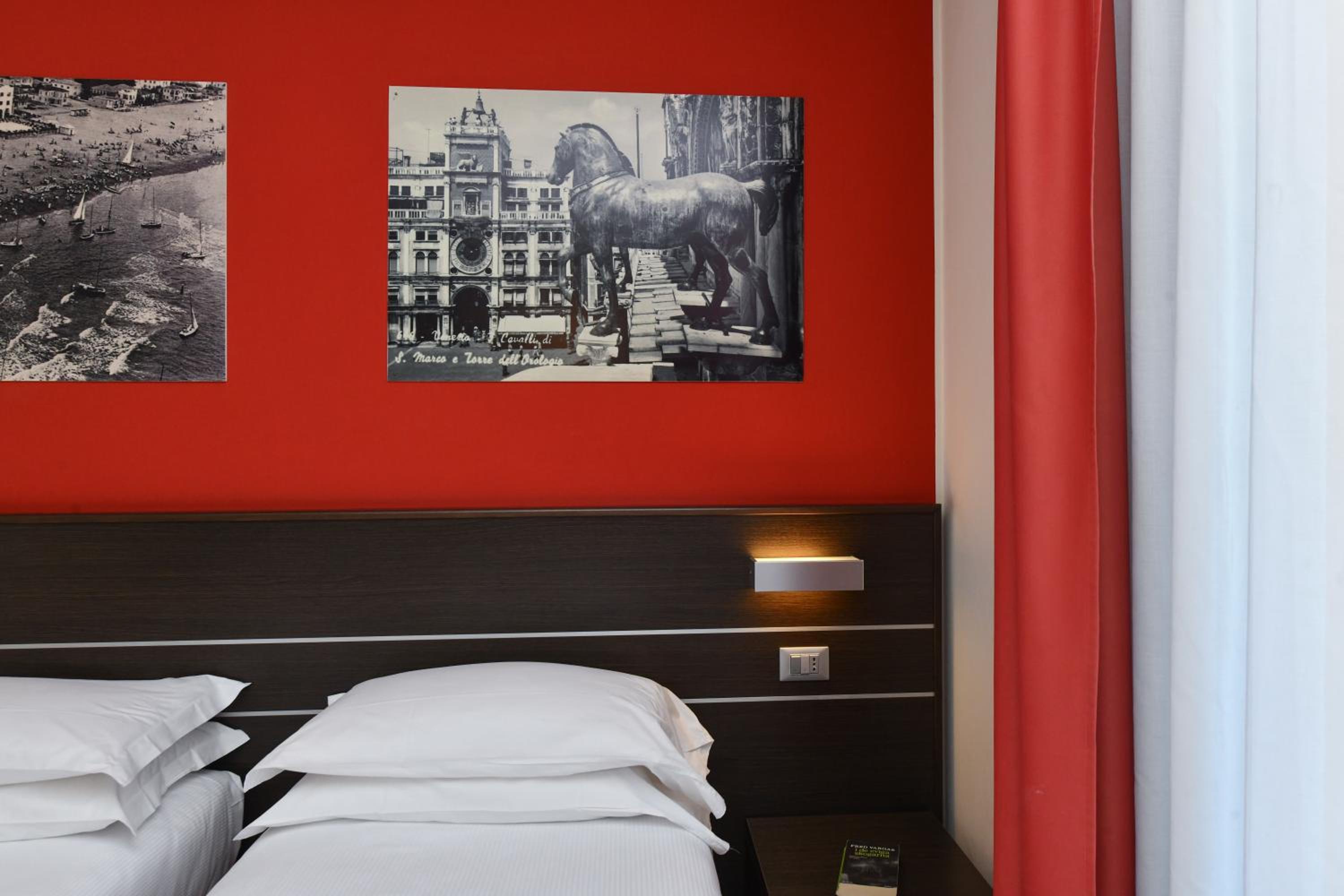 Double or Twin Room with Balcony - Photo 16