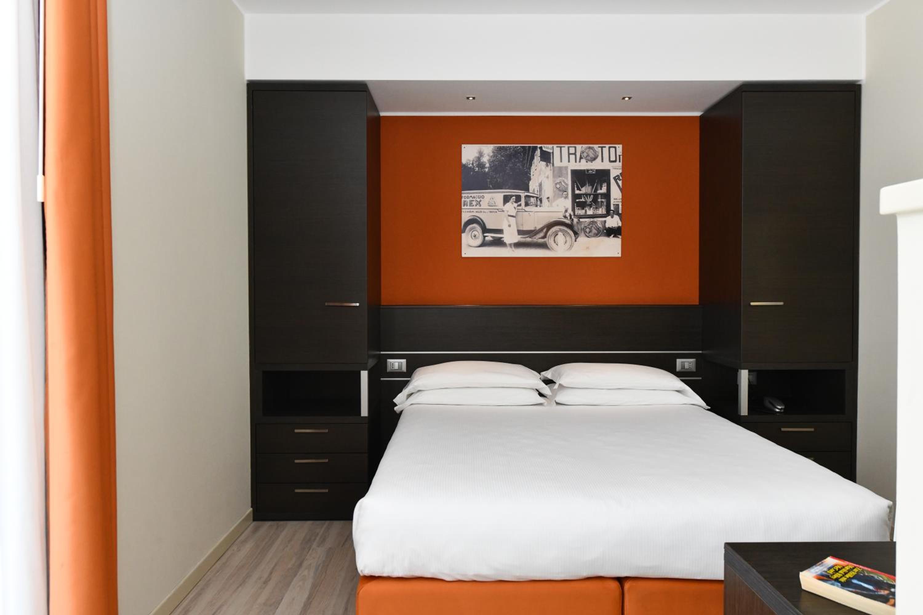 Double or Twin Room with Balcony - Photo 10