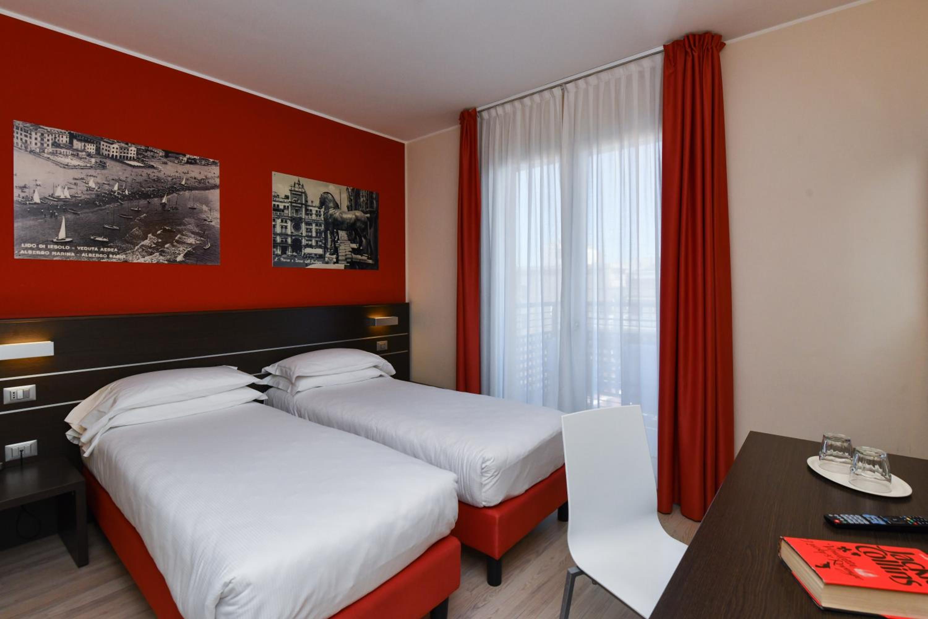 Double or Twin Room with Balcony - Photo 3